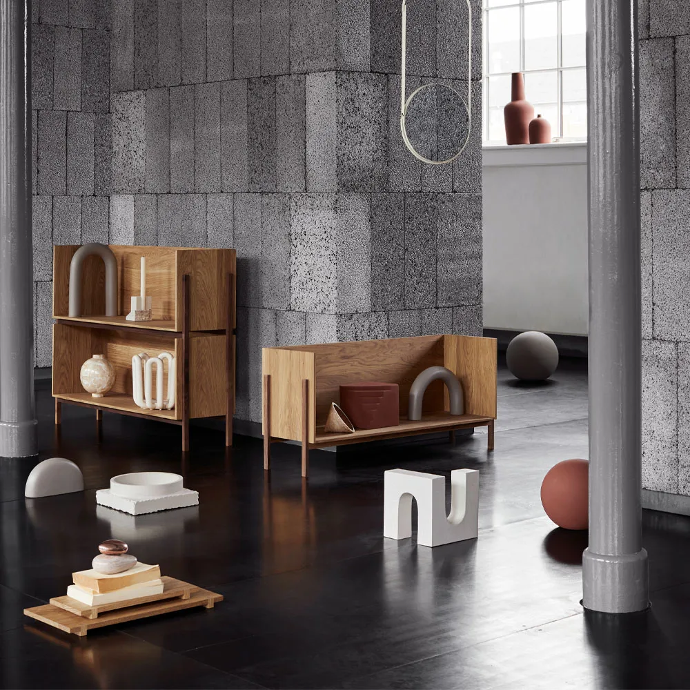 Mensola Stack, rovere, pezzo singolo, gambe in noce oliato scuro Kristina Dam Studio