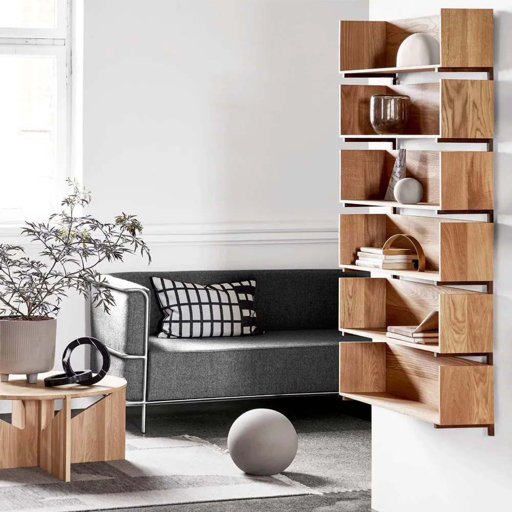 Scaffale da parete Stack, rovere, staffe in noce oliato scuro Kristina Dam Studio