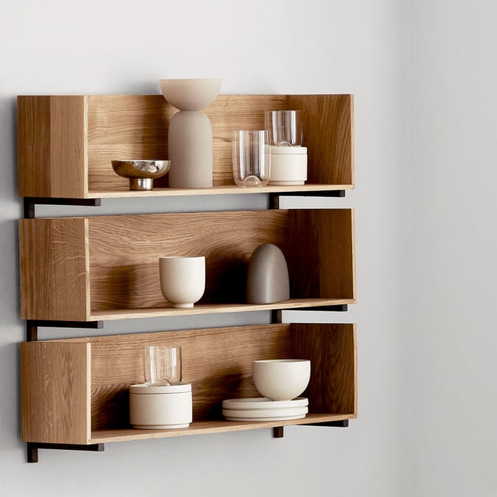Scaffale da parete Stack, rovere, staffe in noce oliato scuro Kristina Dam Studio