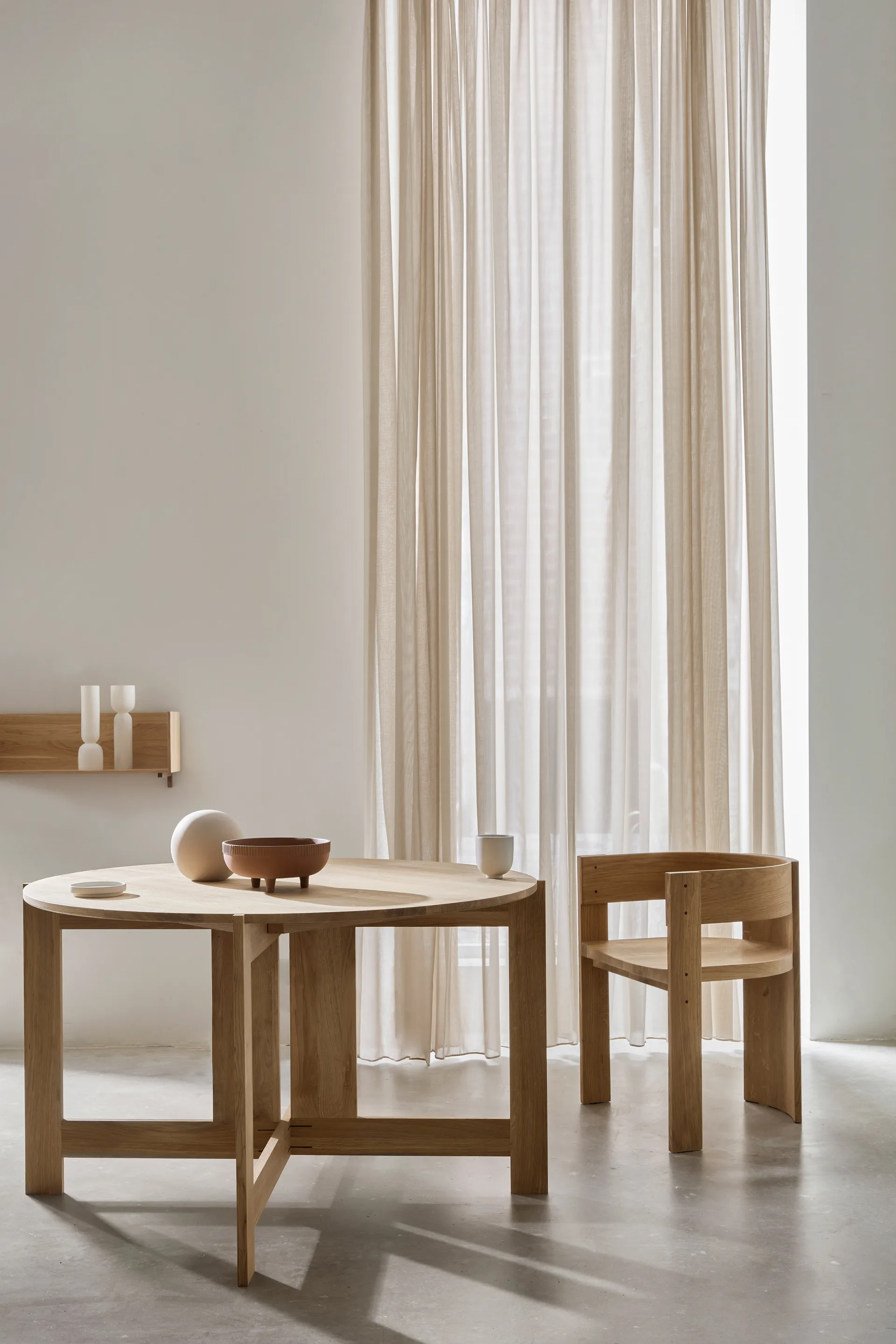 Sedia Collector, Rovere-noce laccato in tonalità calda Kristina Dam Studio