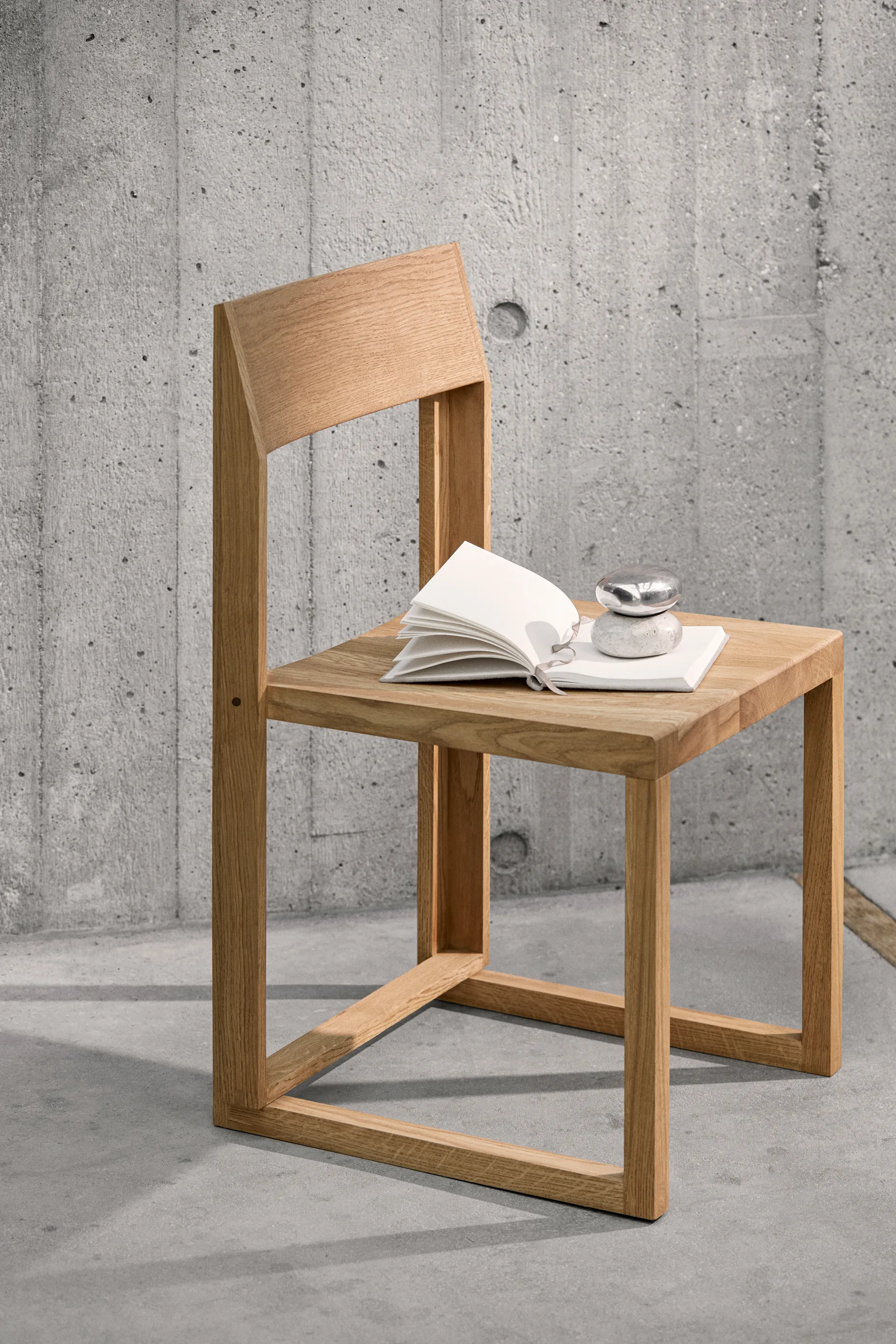 Sedia Outline, Rovere-noce laccato in tonalità calda Kristina Dam Studio