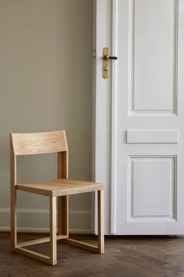 Sedia Outline - Rovere-noce laccato in tonalità calda - Kristina Dam Studio