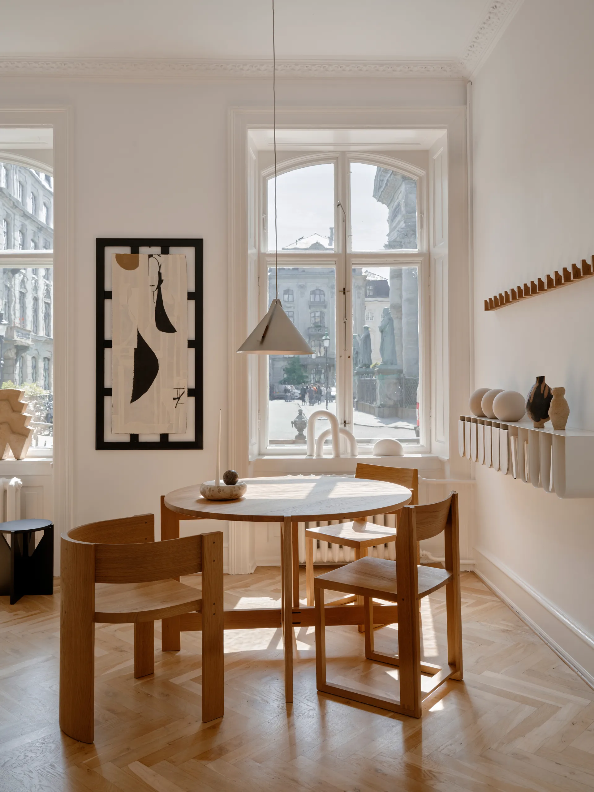 Sedia Outline, Rovere-noce laccato in tonalità calda Kristina Dam Studio