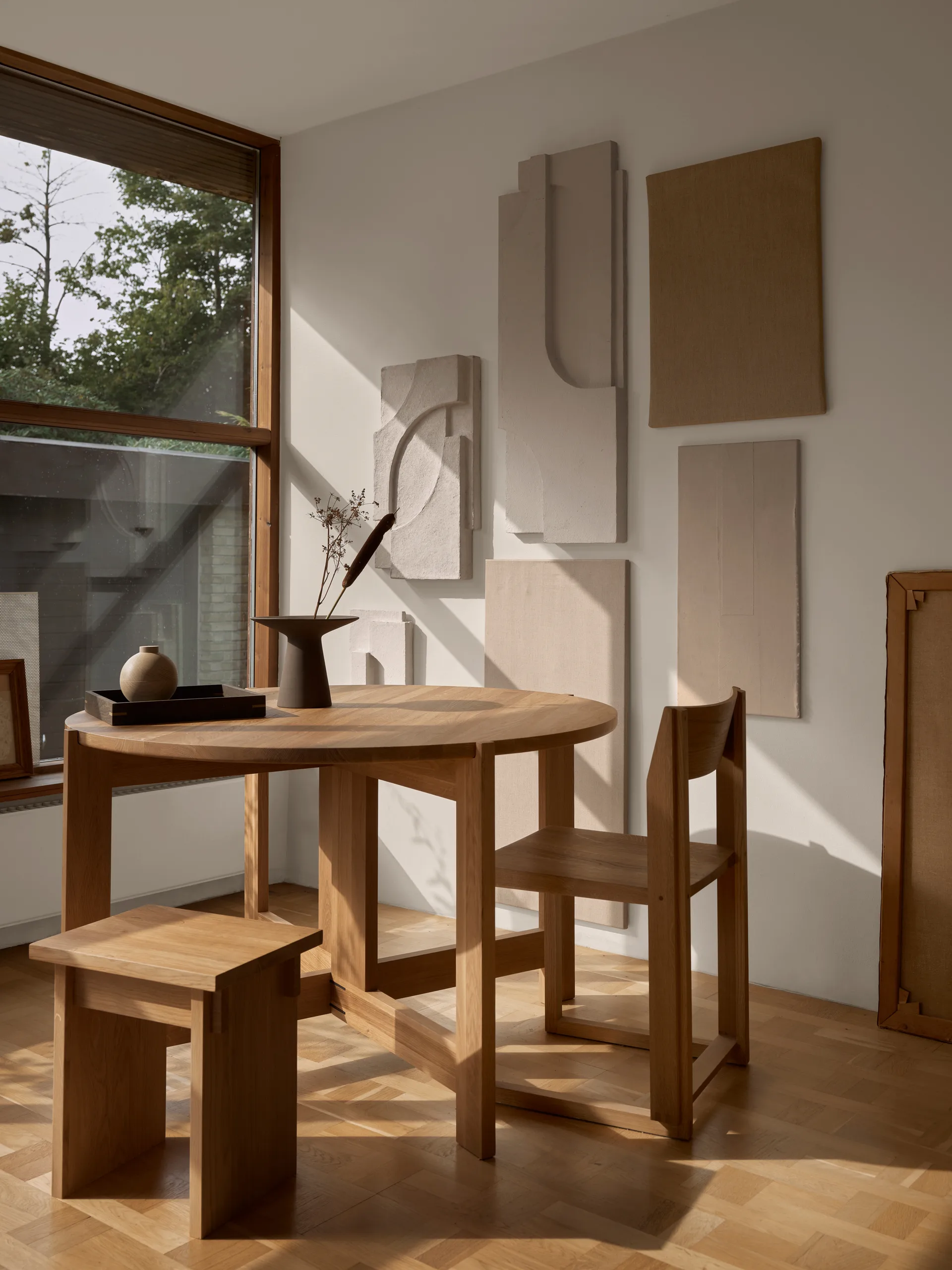 Sedia Outline, Rovere-noce laccato in tonalità calda Kristina Dam Studio