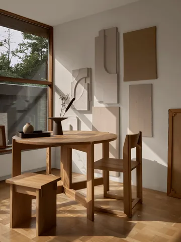 Sedia Outline - Rovere-noce laccato in tonalità calda - Kristina Dam Studio