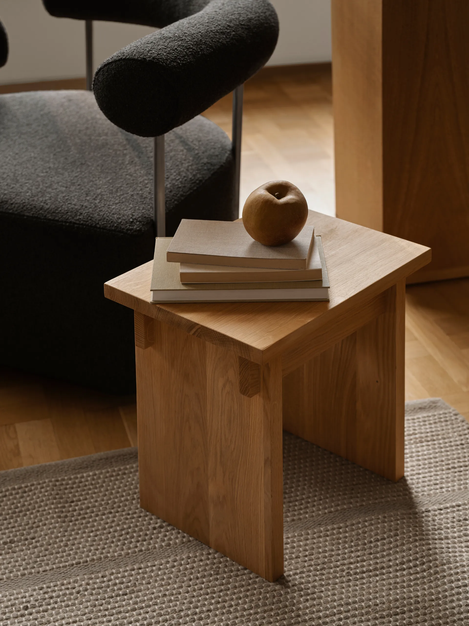 Sgabello Artisan 30x40 cm, Rovere laccato in tonalità calda Kristina Dam Studio