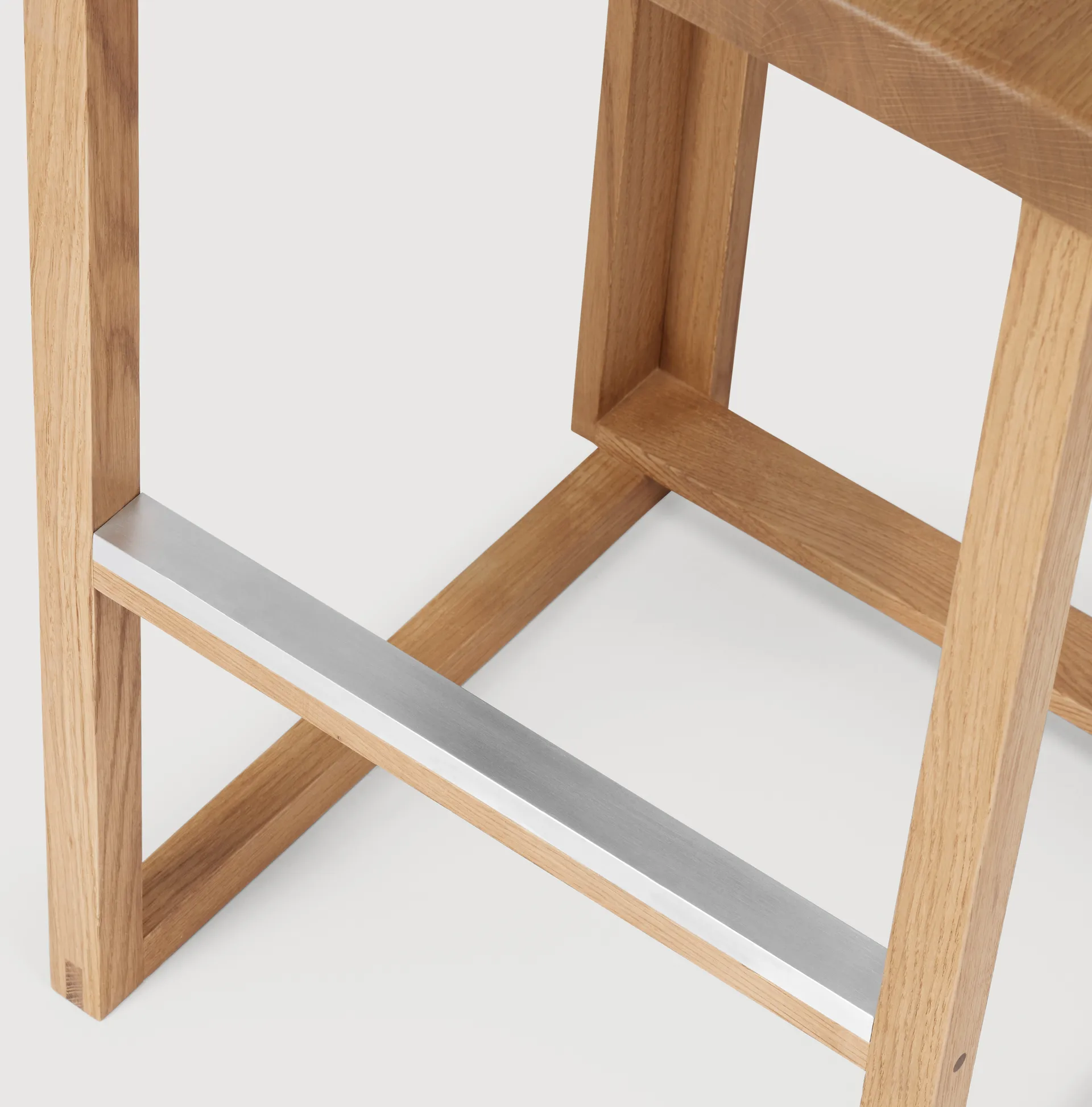 Sgabello Outline 75 cm, Rovere laccato in tonalità calda-acciaio spazzolato Kristina Dam Studio