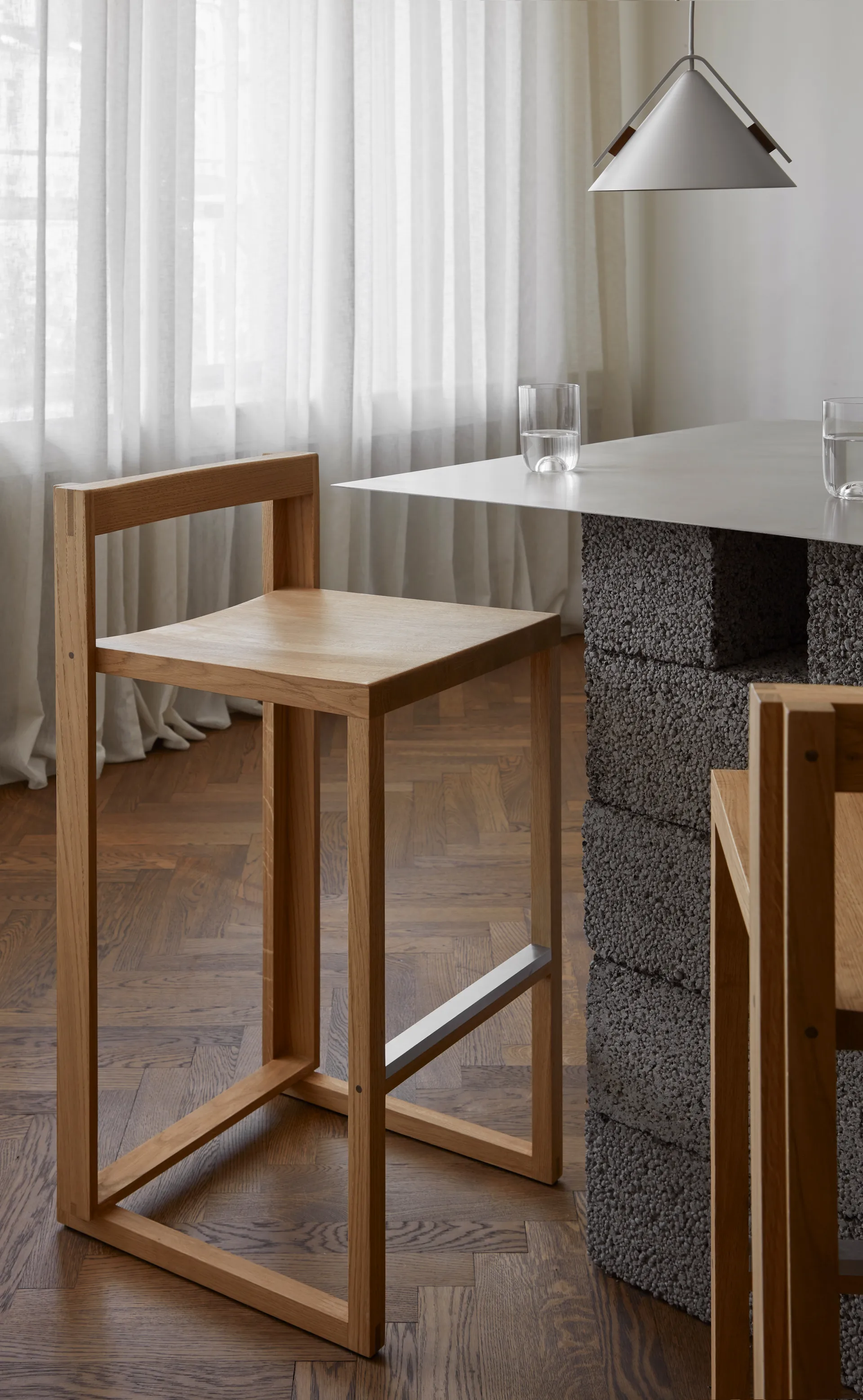 Sgabello Outline 75 cm, Rovere laccato in tonalità calda-acciaio spazzolato Kristina Dam Studio