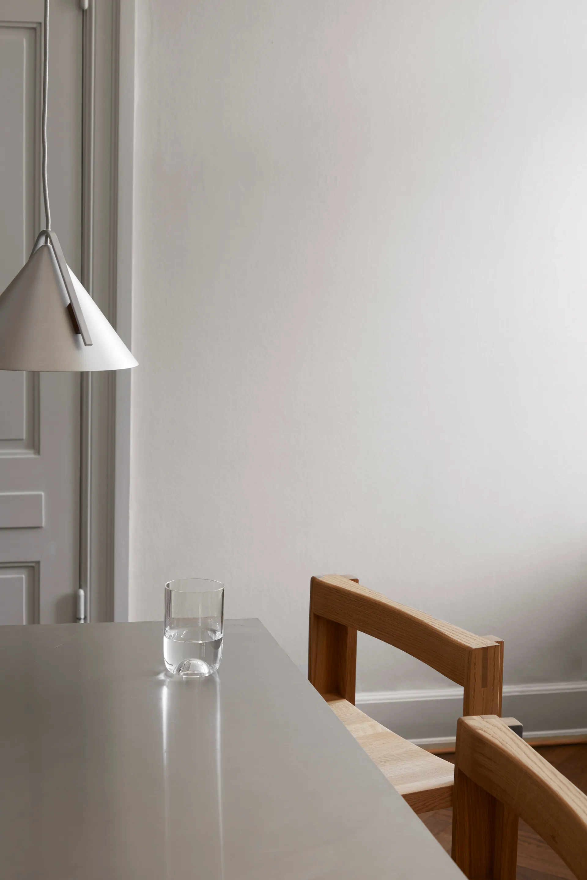 Sgabello Outline 75 cm, Rovere laccato in tonalità calda-acciaio spazzolato Kristina Dam Studio