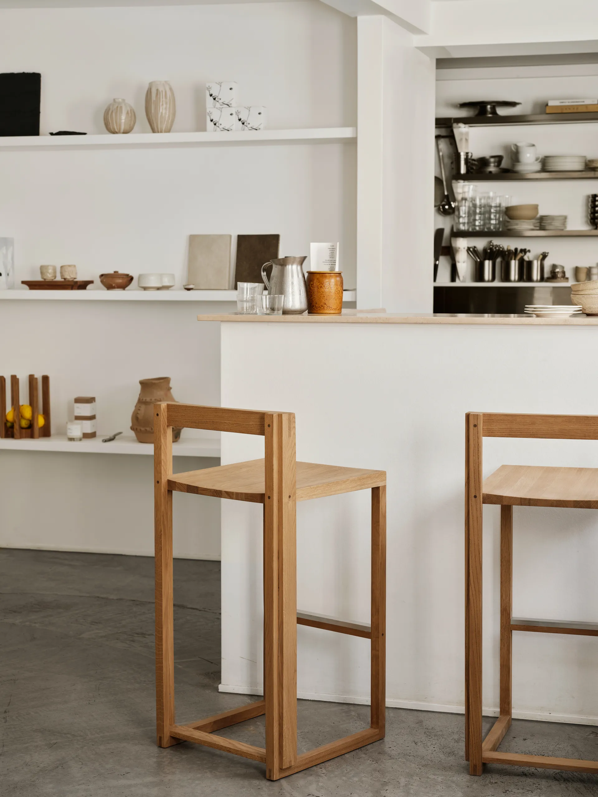 Sgabello Outline 75 cm, Rovere laccato in tonalità calda-acciaio spazzolato Kristina Dam Studio