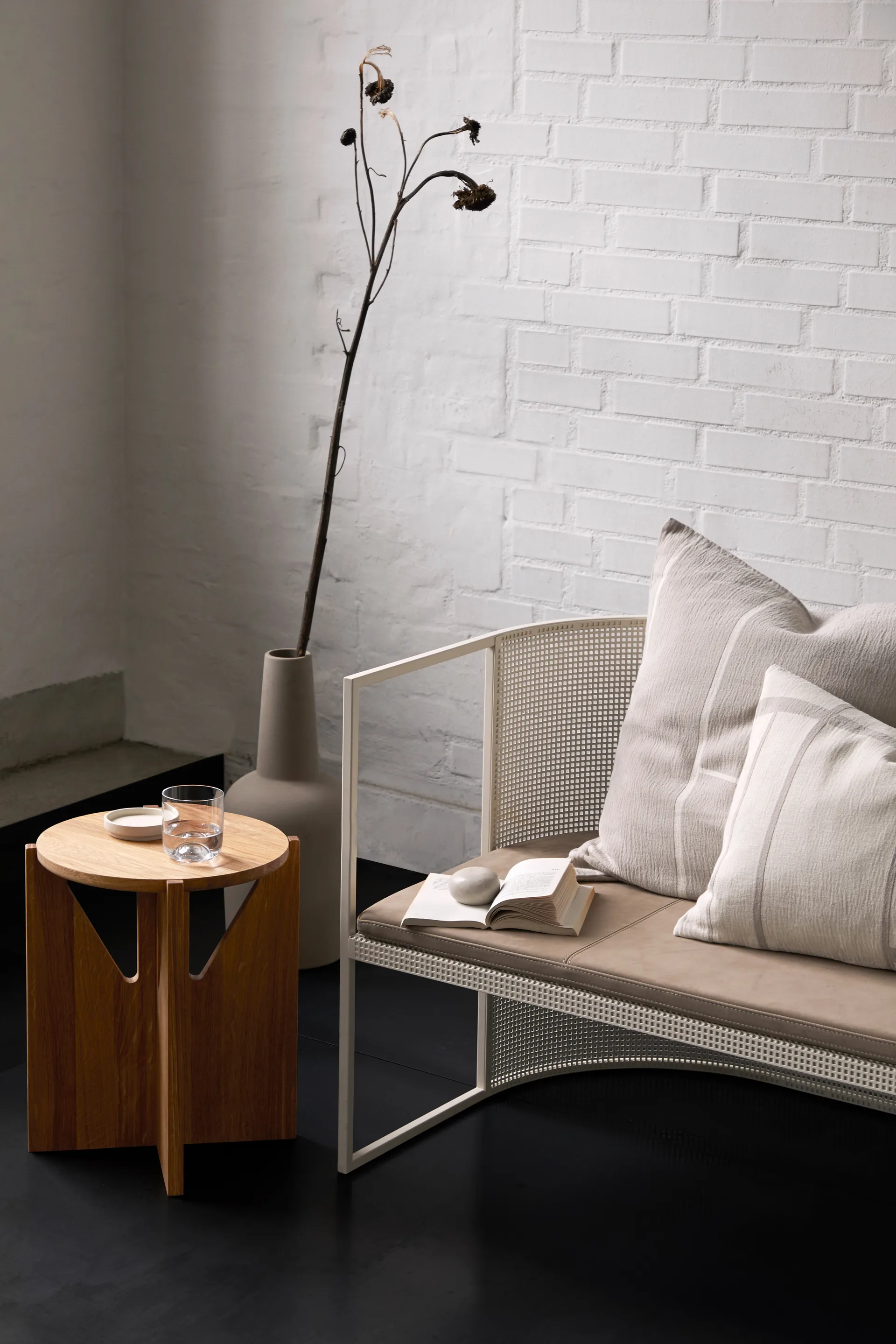 Sgabello Simple Ø36 cm, Rovere laccato in tonalità calda Kristina Dam Studio