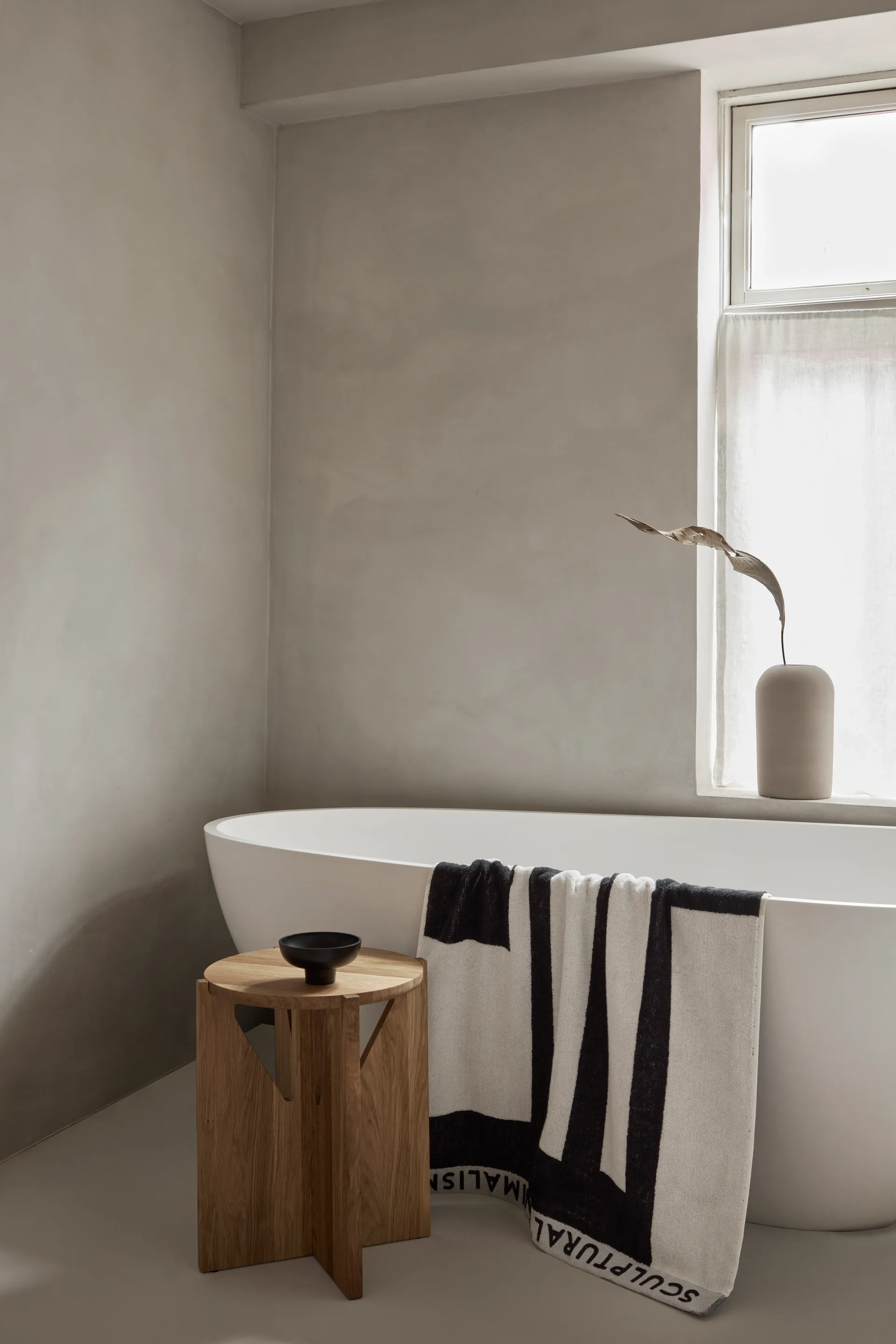 Simple sgabello rotondo Ø36 cm, Rovere laccato in tonalità calda Kristina Dam Studio