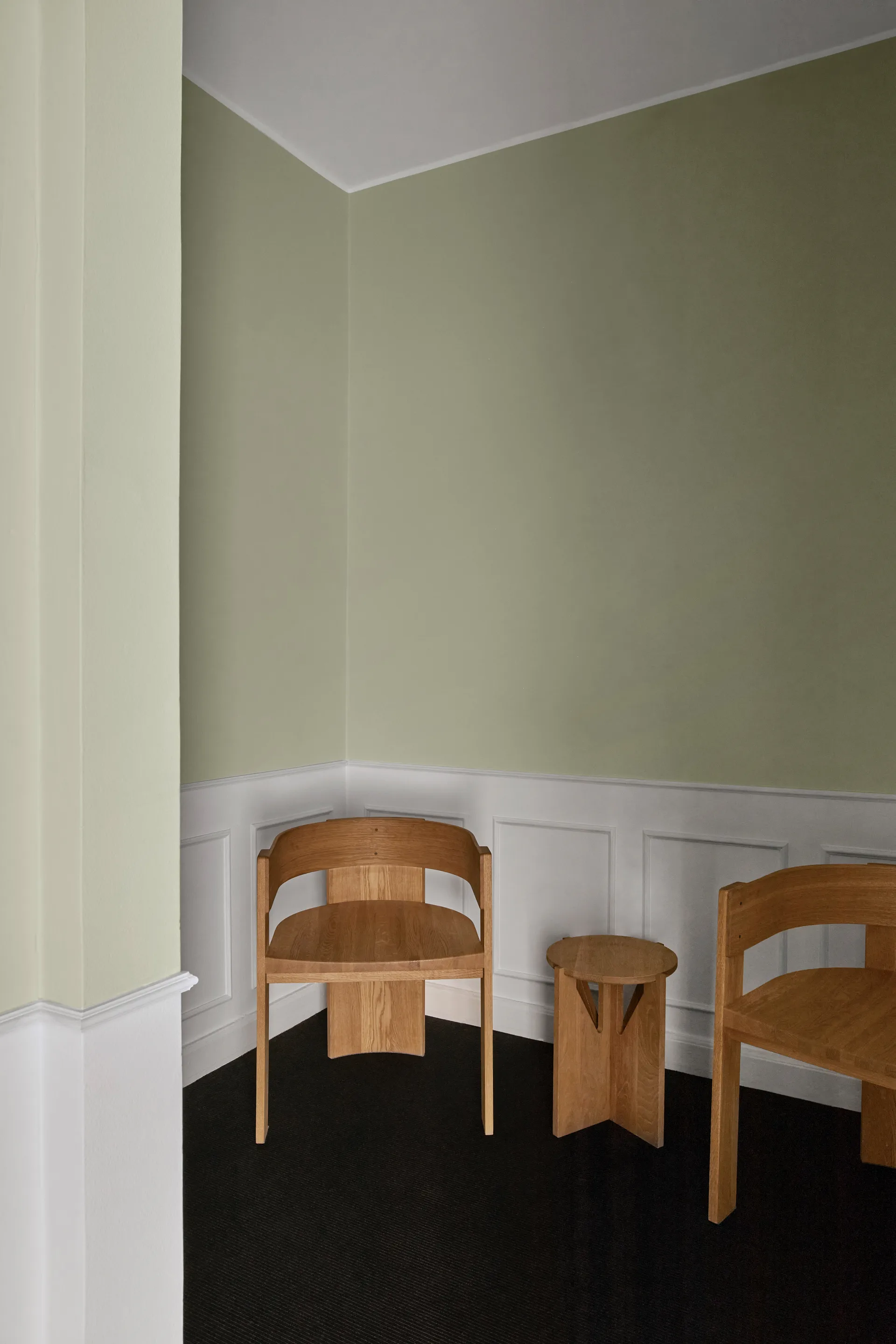 Simple sgabello rotondo Ø36 cm, Rovere laccato in tonalità calda Kristina Dam Studio
