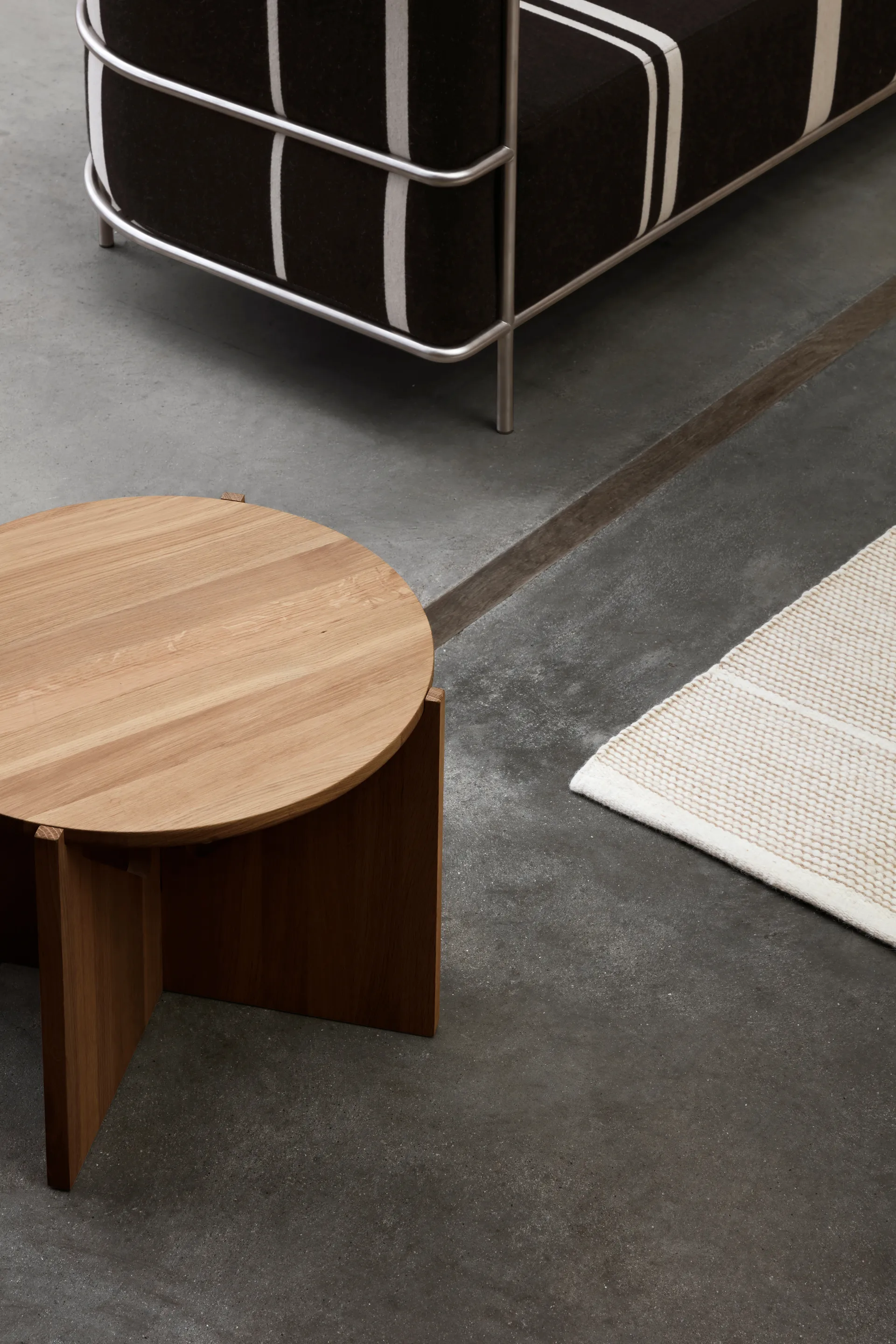 Tavolino Simple Ø52 cm, Rovere laccato in tonalità calda Kristina Dam Studio