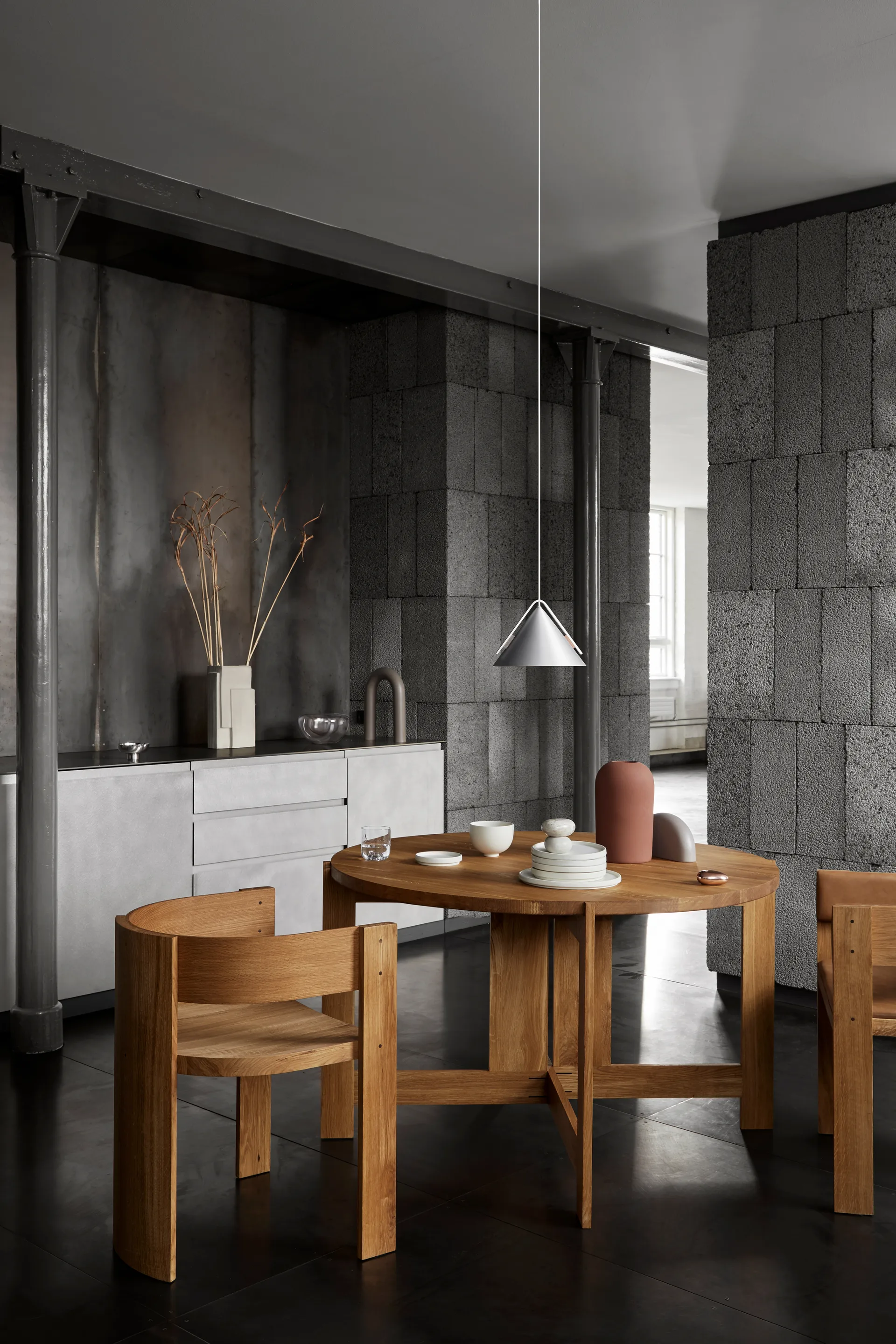 Tavolo da pranzo Collector Ø120x74 cm, Rovere laccato in tonalità calda Kristina Dam Studio