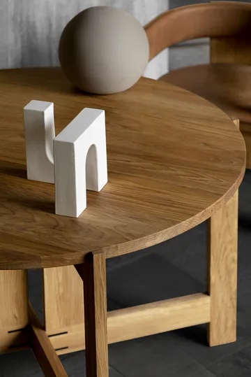 Tavolo da pranzo Collector Ø120x74 cm - Rovere laccato in tonalità calda - Kristina Dam Studio