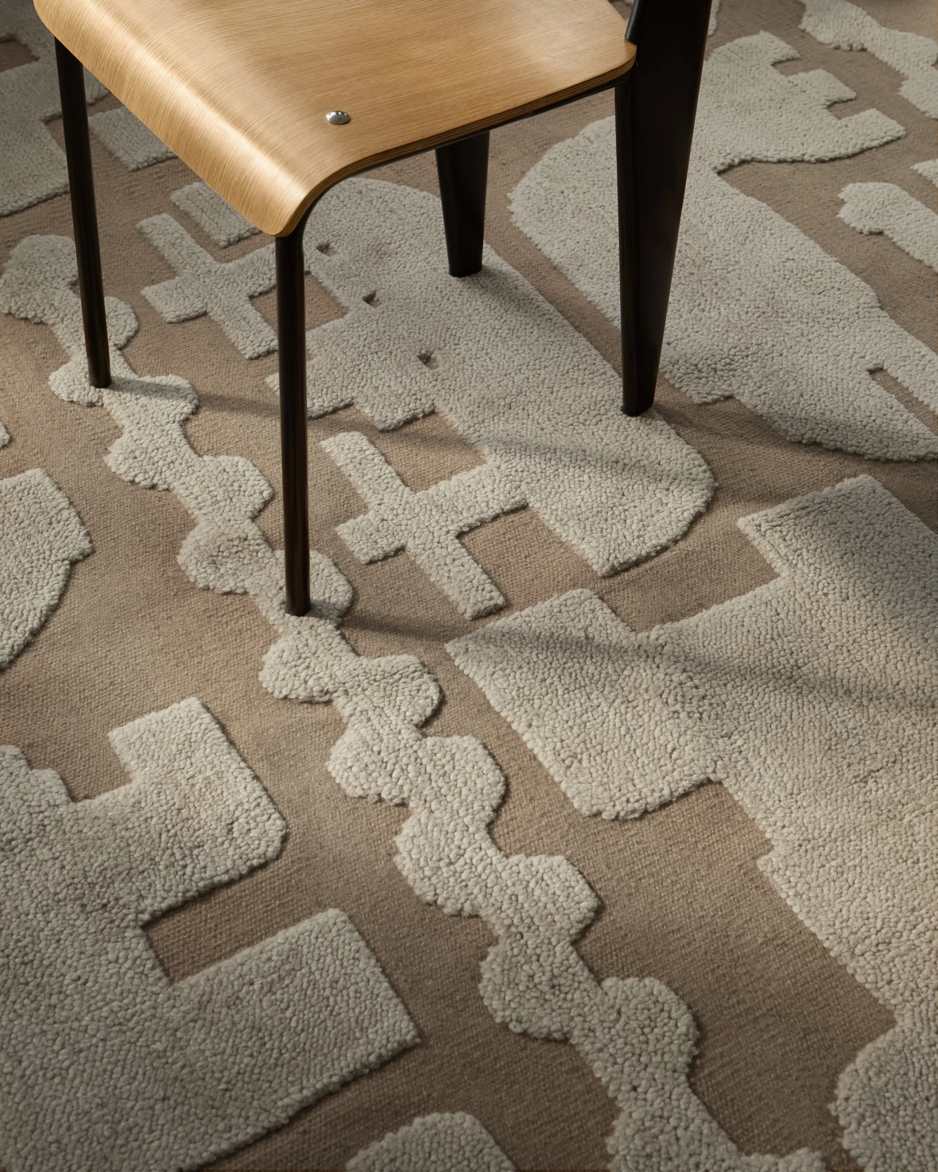 Tappeto in lana Stig Lindberg Gunnel, Walnut brown, 180x270 cm Layered