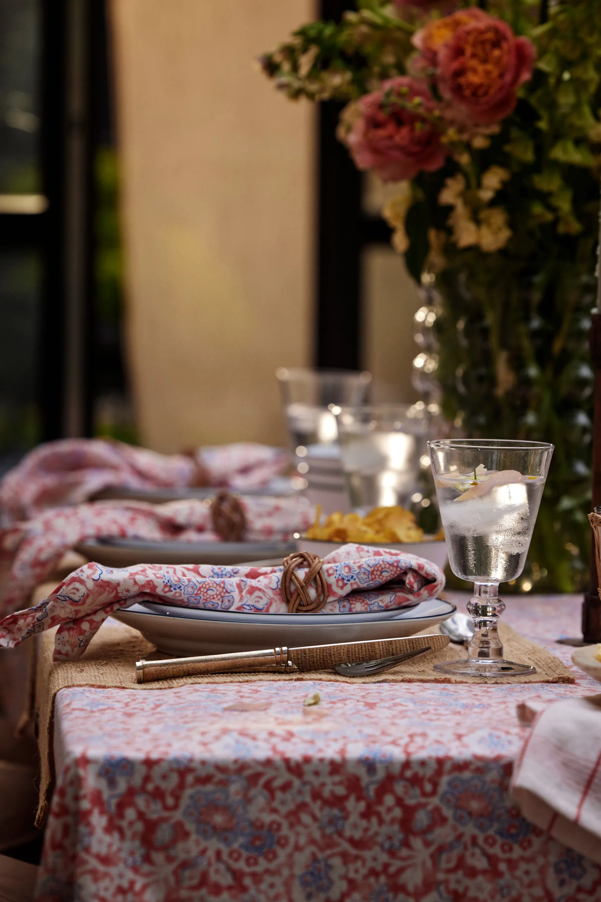 Tovaglia in cotone riciclato Printed Flowers 150x250 cm, Corallo Lexington
