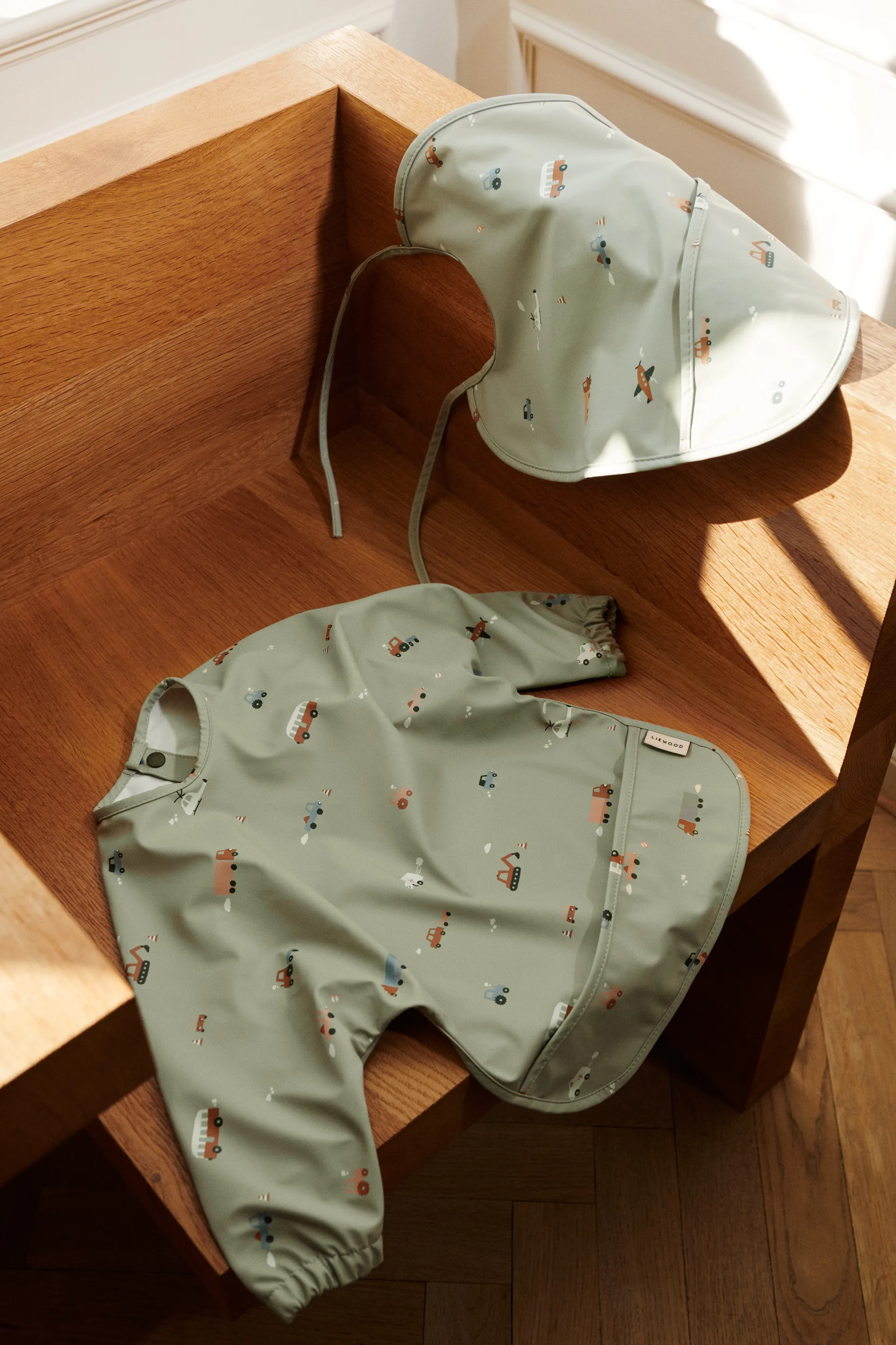 Bavaglino con maniche Merle, Vehicles-dove blue mix Liewood