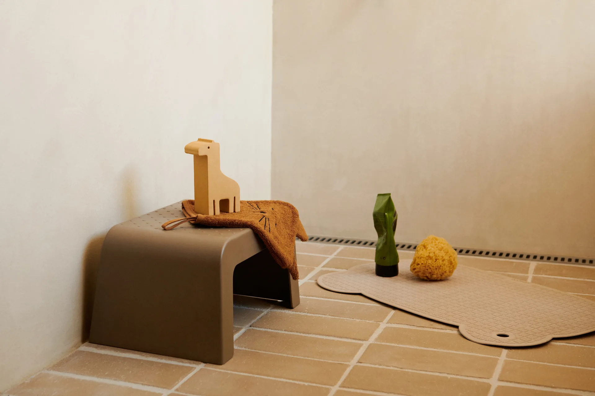 Tappetino per vasca Sailor 34x55 cm, Mr bear sandy Liewood