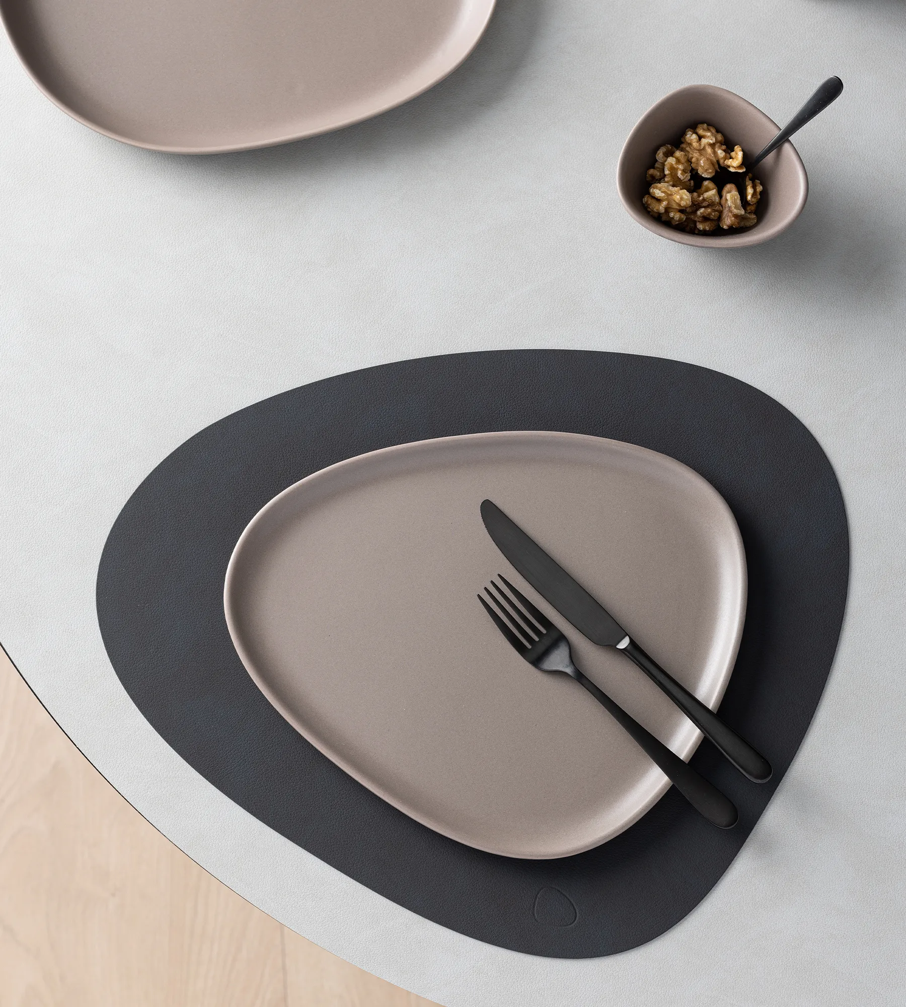 Piatto in gres Curve 26x30 cm, Warm grey LIND DNA