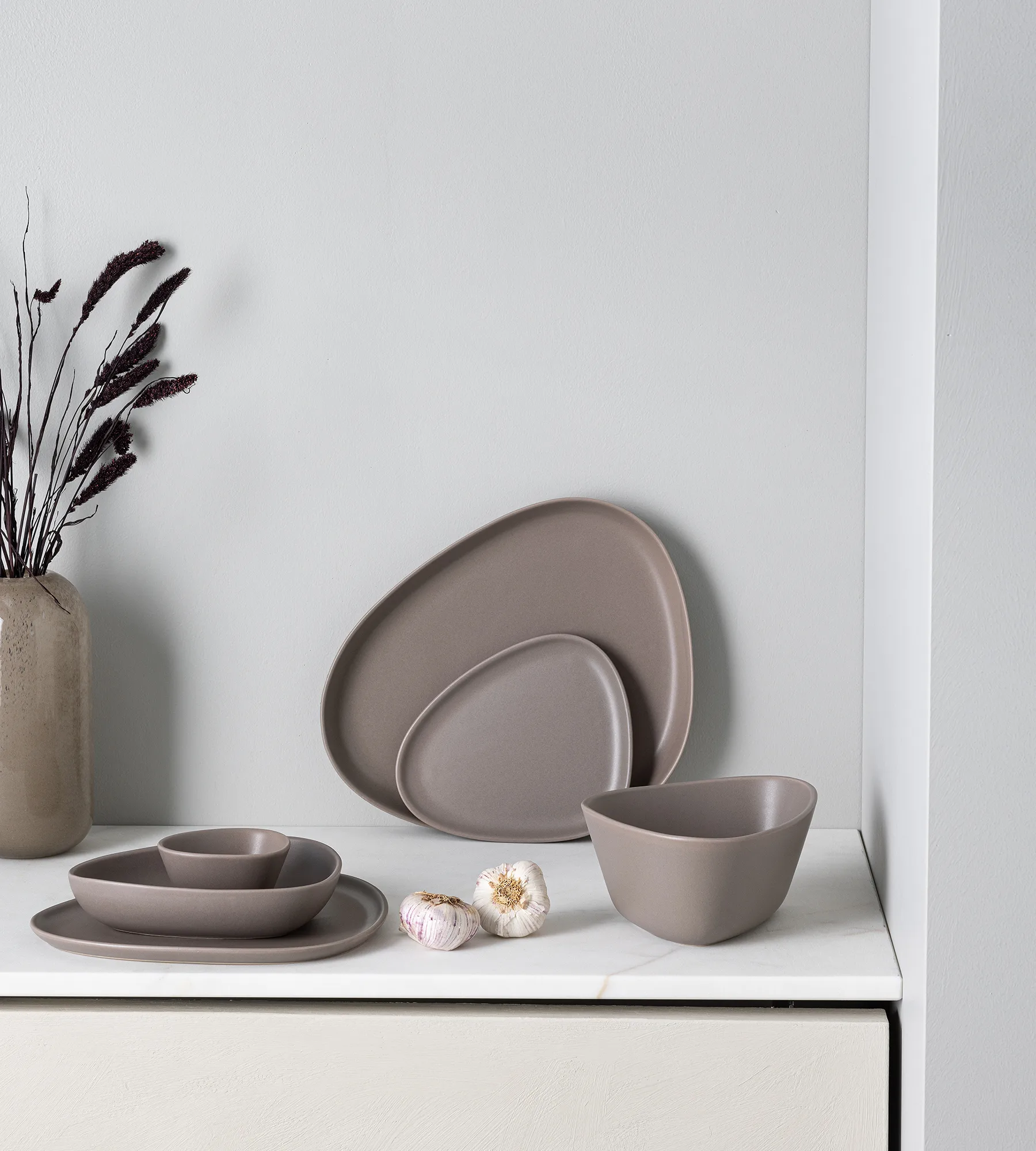 Piatto in gres Curve 26x30 cm, Warm grey LIND DNA