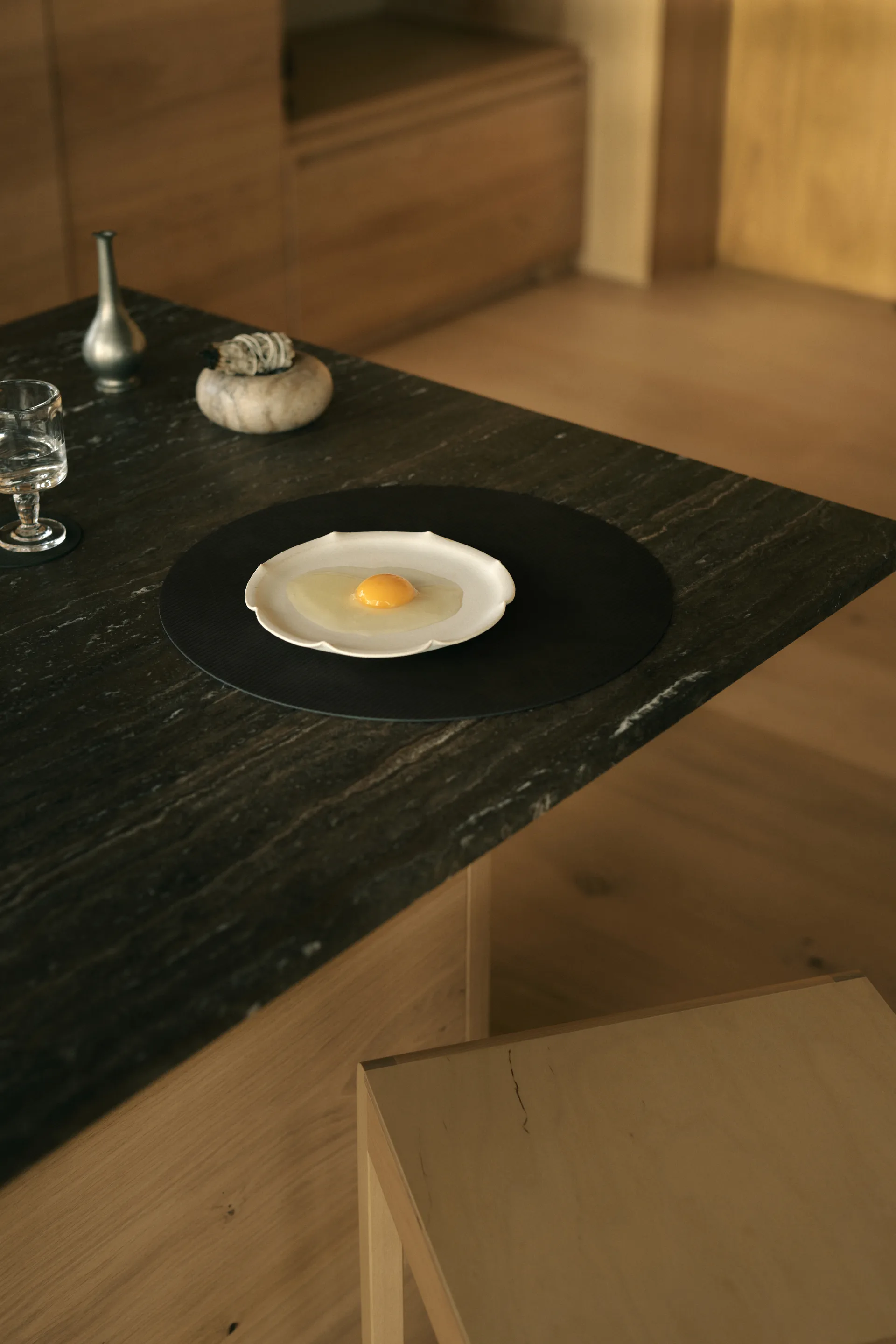 Tovaglietta in corduroy, Inchiostro Black, cerchio, L LIND DNA