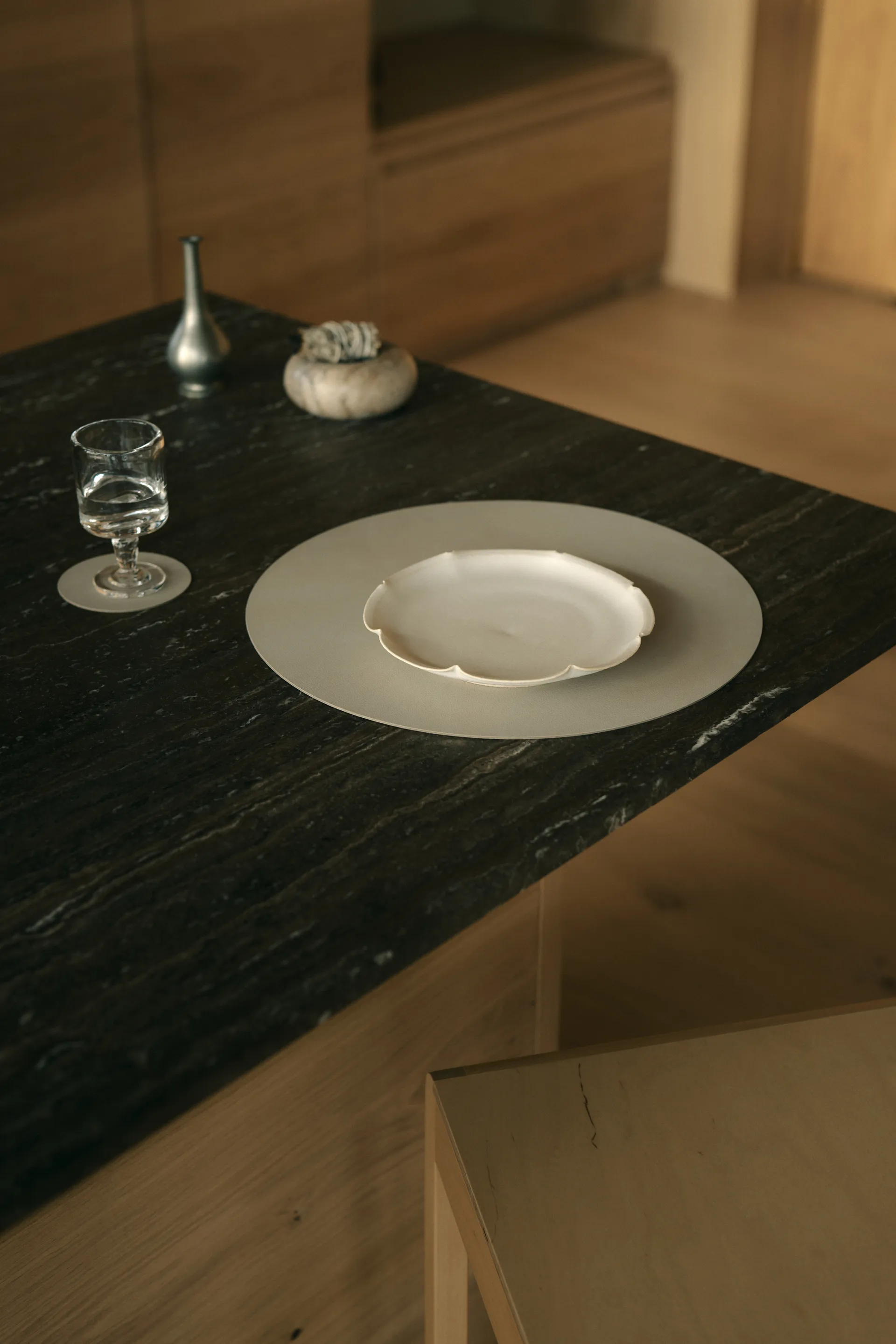 Tovaglietta Nupo, Oyster white, cerchio, L LIND DNA