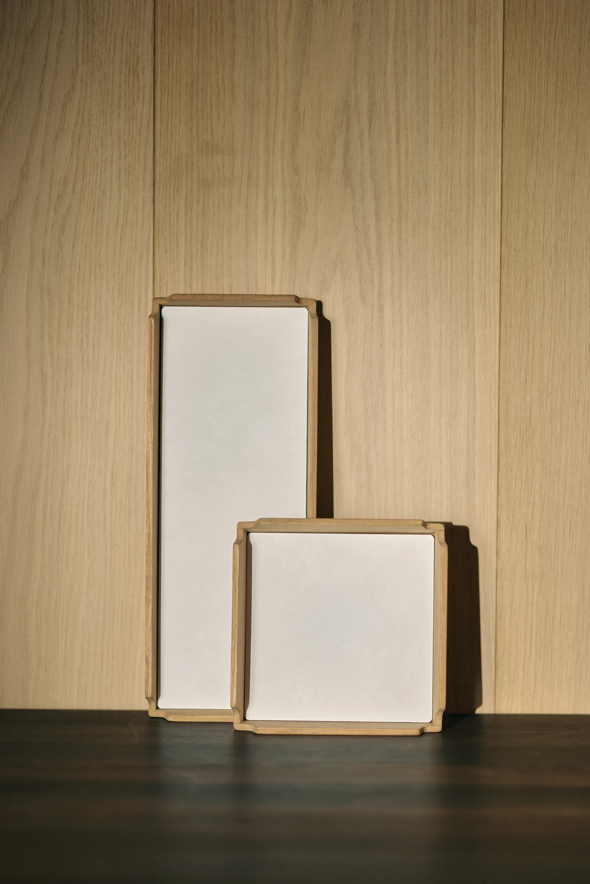 Vassoio Airy Nupo, Pure white-teak, slim LIND DNA