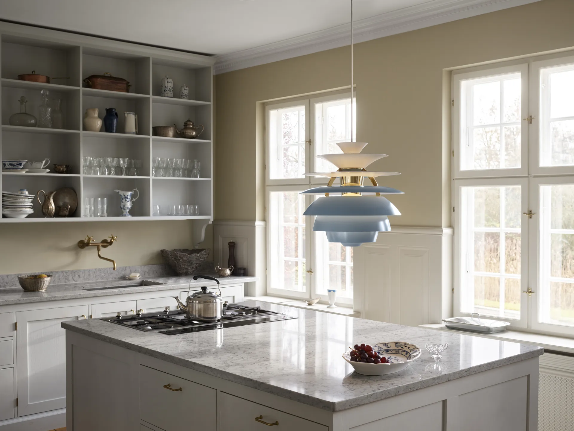 Lampada a sospensione PH Snowball, Dusty blue-brass Louis Poulsen