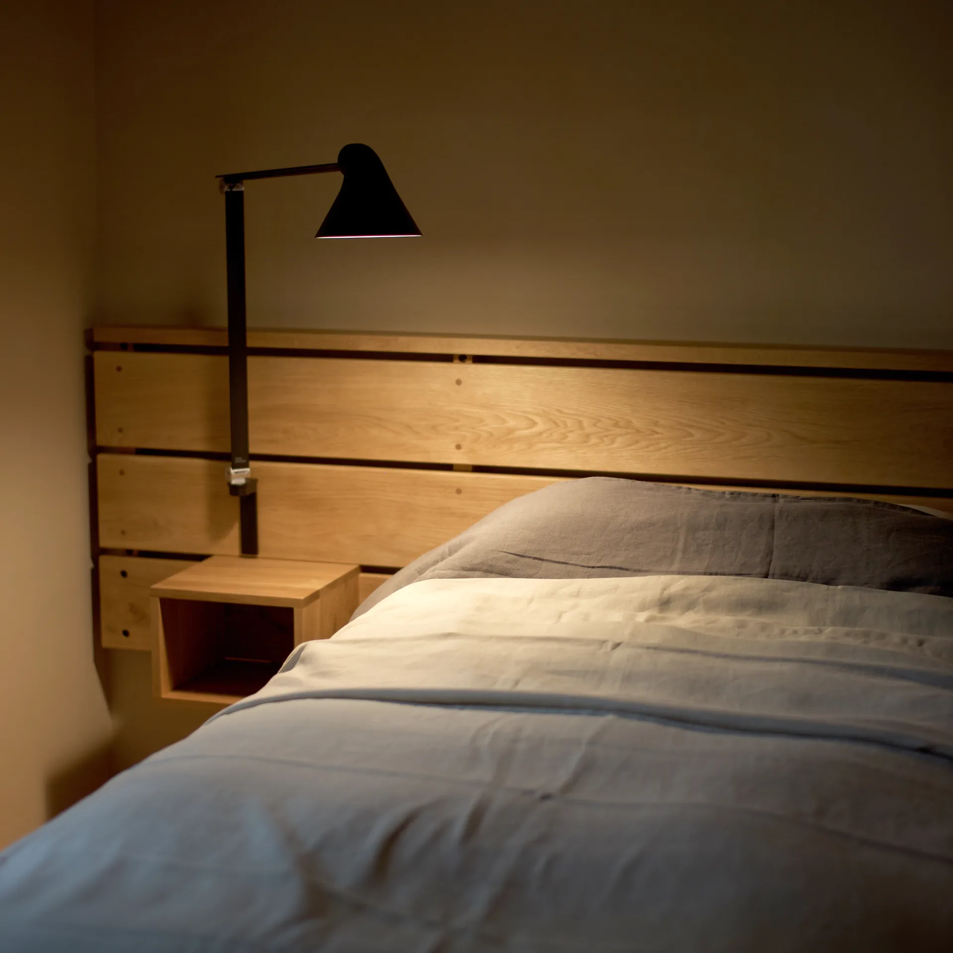 Lampada da parete a braccio lungo NJP, Nero Louis Poulsen