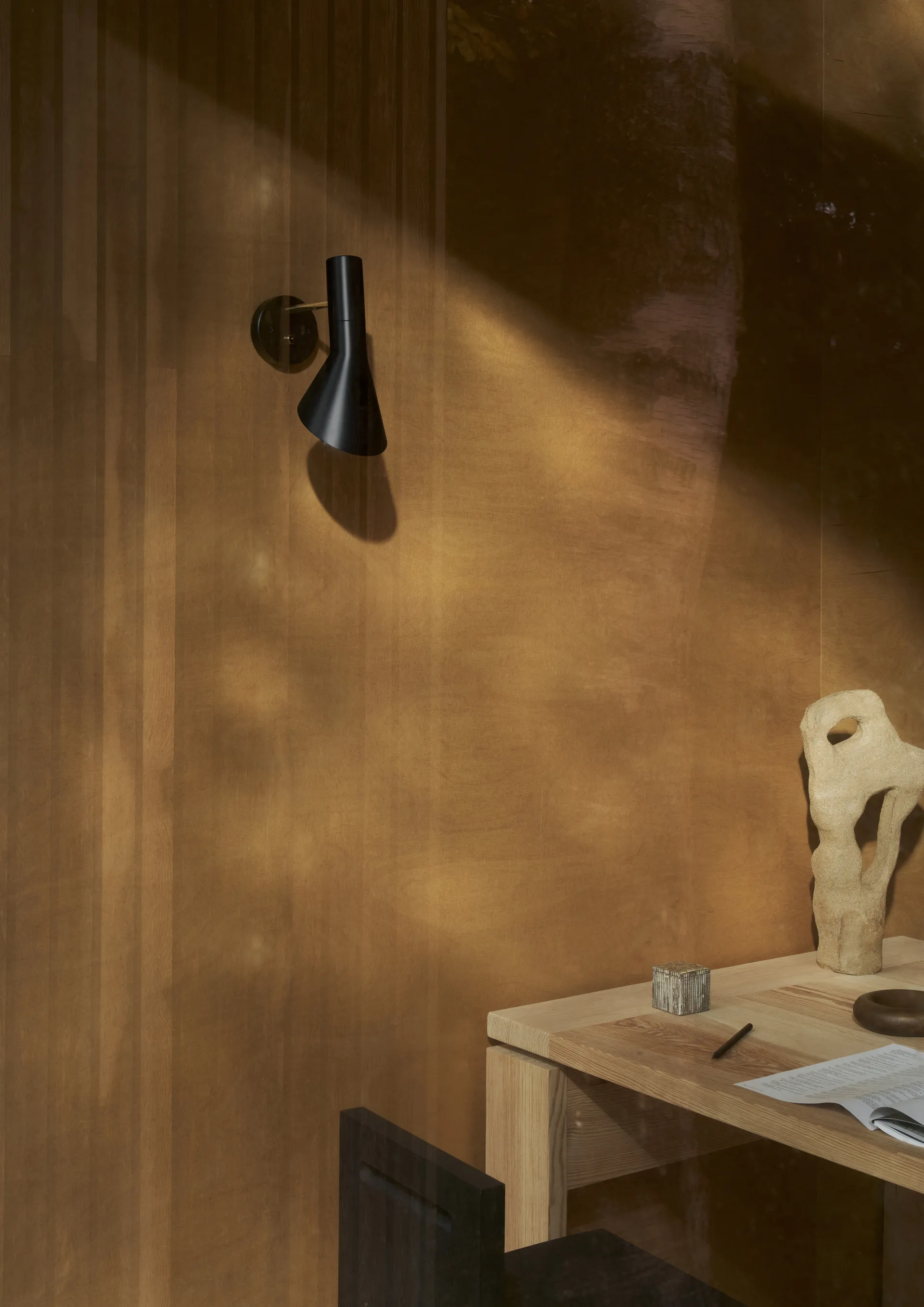 Lampada da parete AJ installazione fissa, Brass-black Louis Poulsen