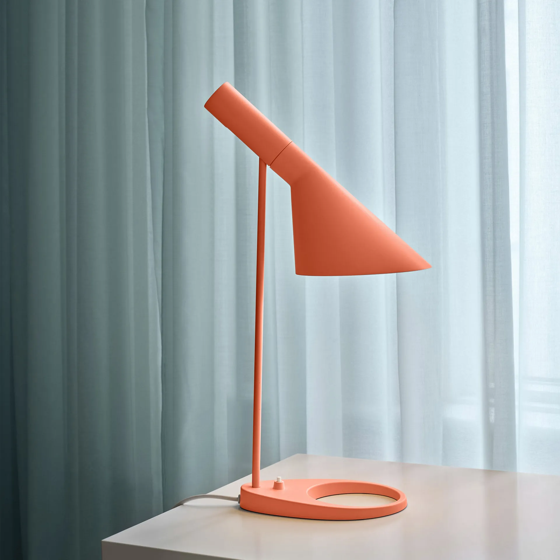 Lampada da tavolo AJ MINI, Electric orange Louis Poulsen
