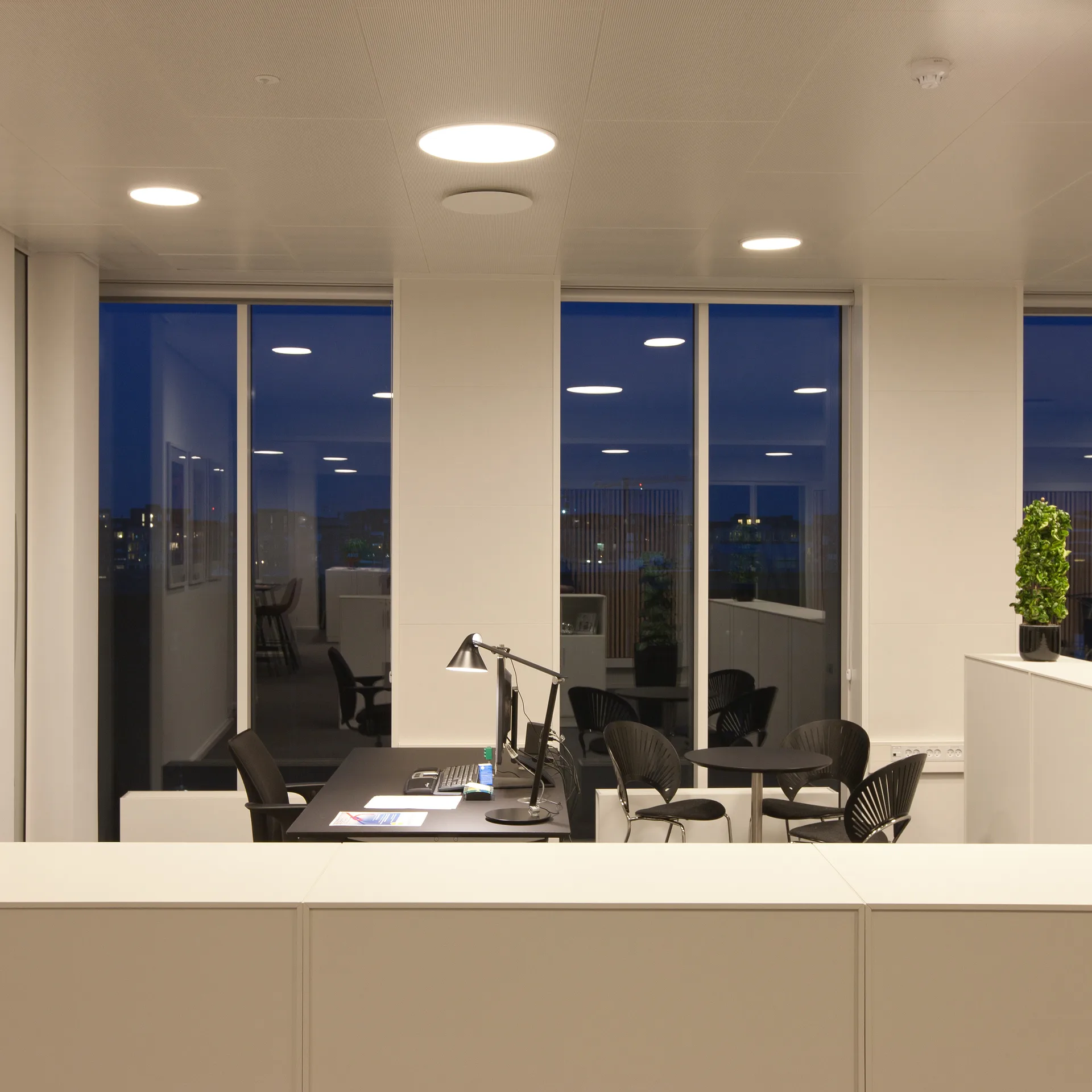 Lampada da tavolo NJP, Nero Louis Poulsen