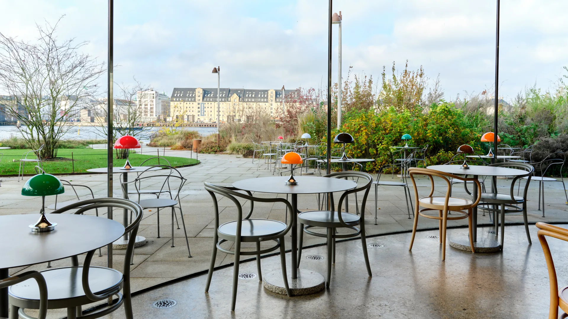 Lampada da tavolo Panthella 160 Portable v3, Original Opal Red Louis Poulsen