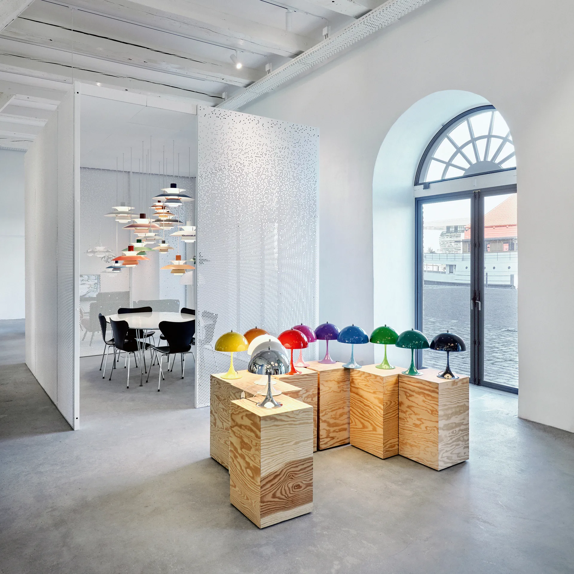 Lampada da tavolo Panthella 250, Nero Louis Poulsen