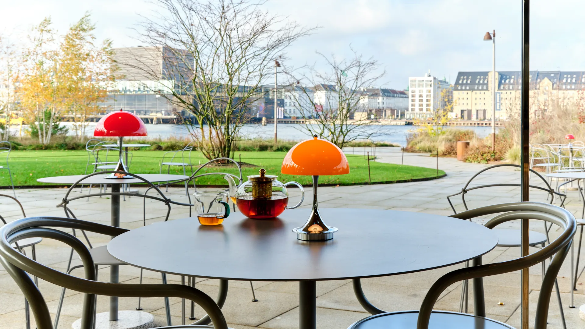 Lampada da tavolo Panthella 250 portable V3, Original Opal Orange Louis Poulsen