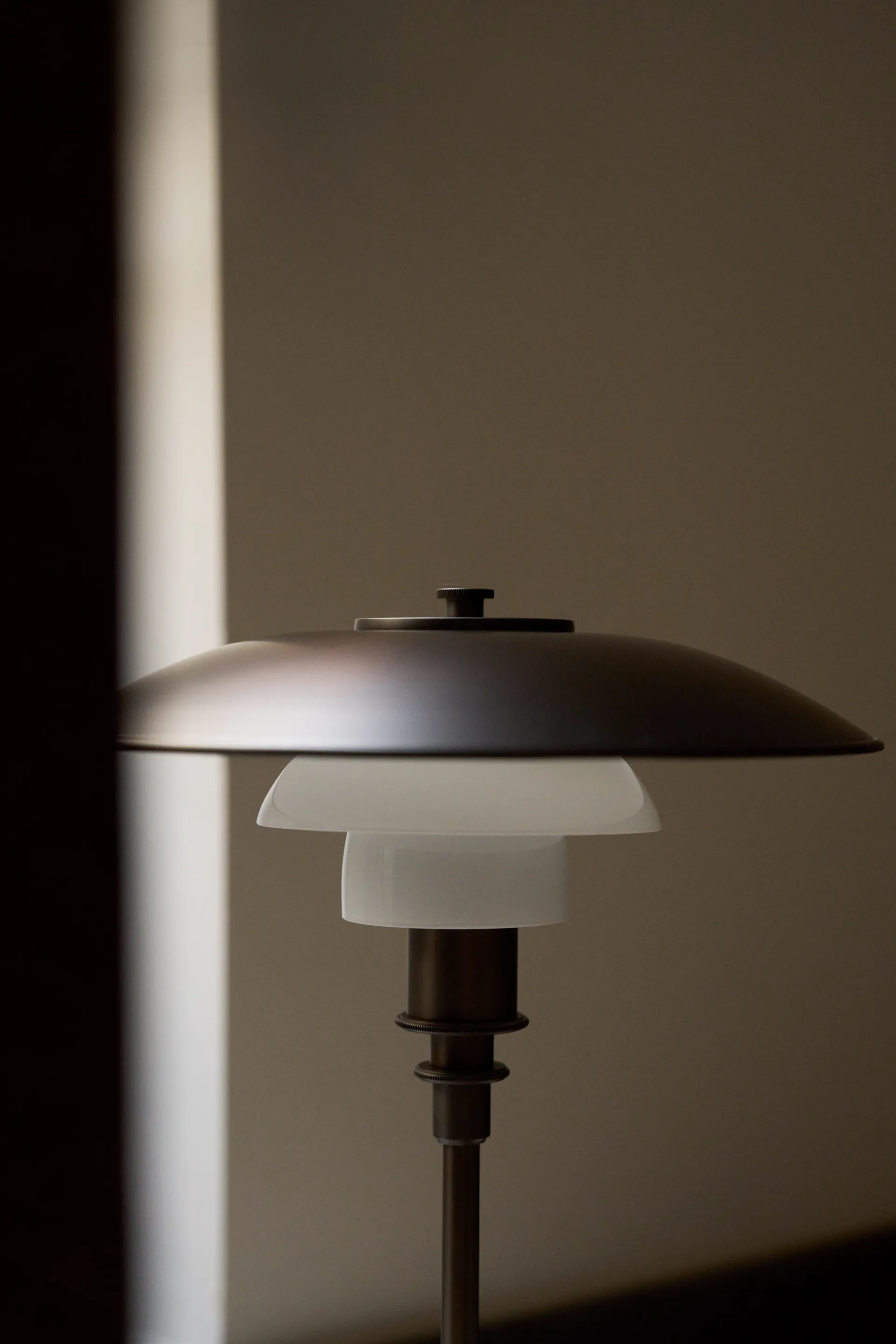 Lampada da tavolo PH 3/2 Luna, Aged brass-vetro opale Louis Poulsen