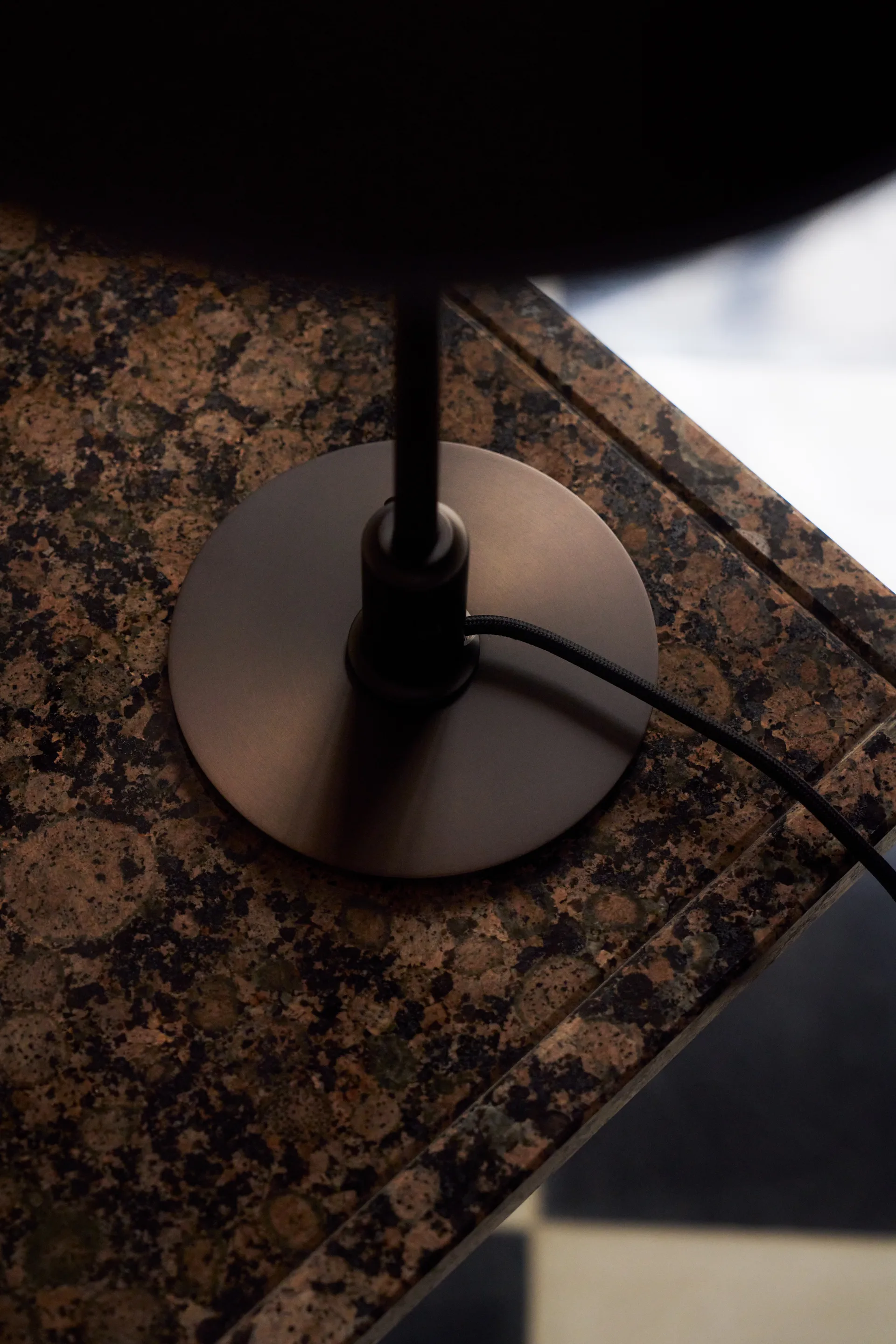 Lampada da tavolo PH 3/2 Luna, Aged brass-vetro opale Louis Poulsen