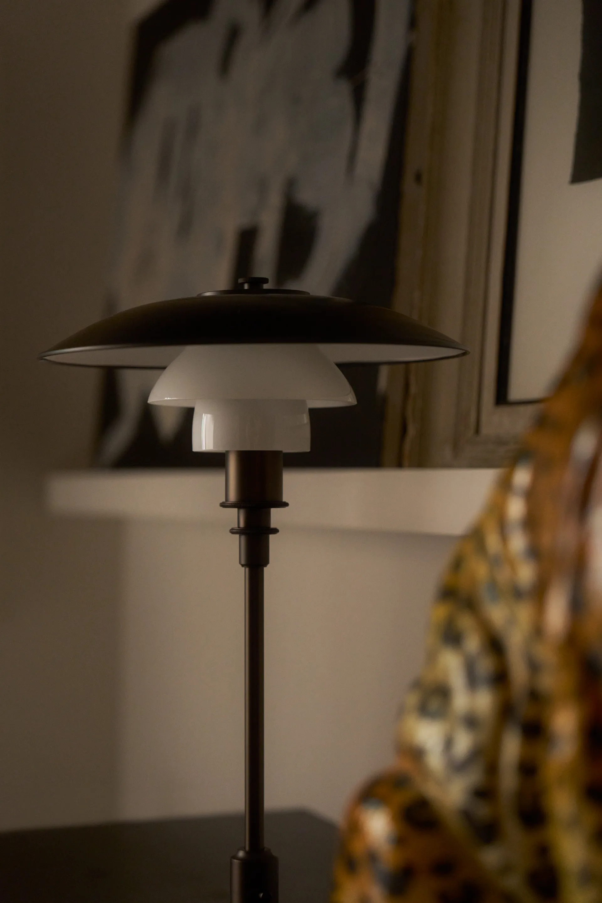 Lampada da tavolo PH 3/2 Luna, Aged brass-vetro opale Louis Poulsen