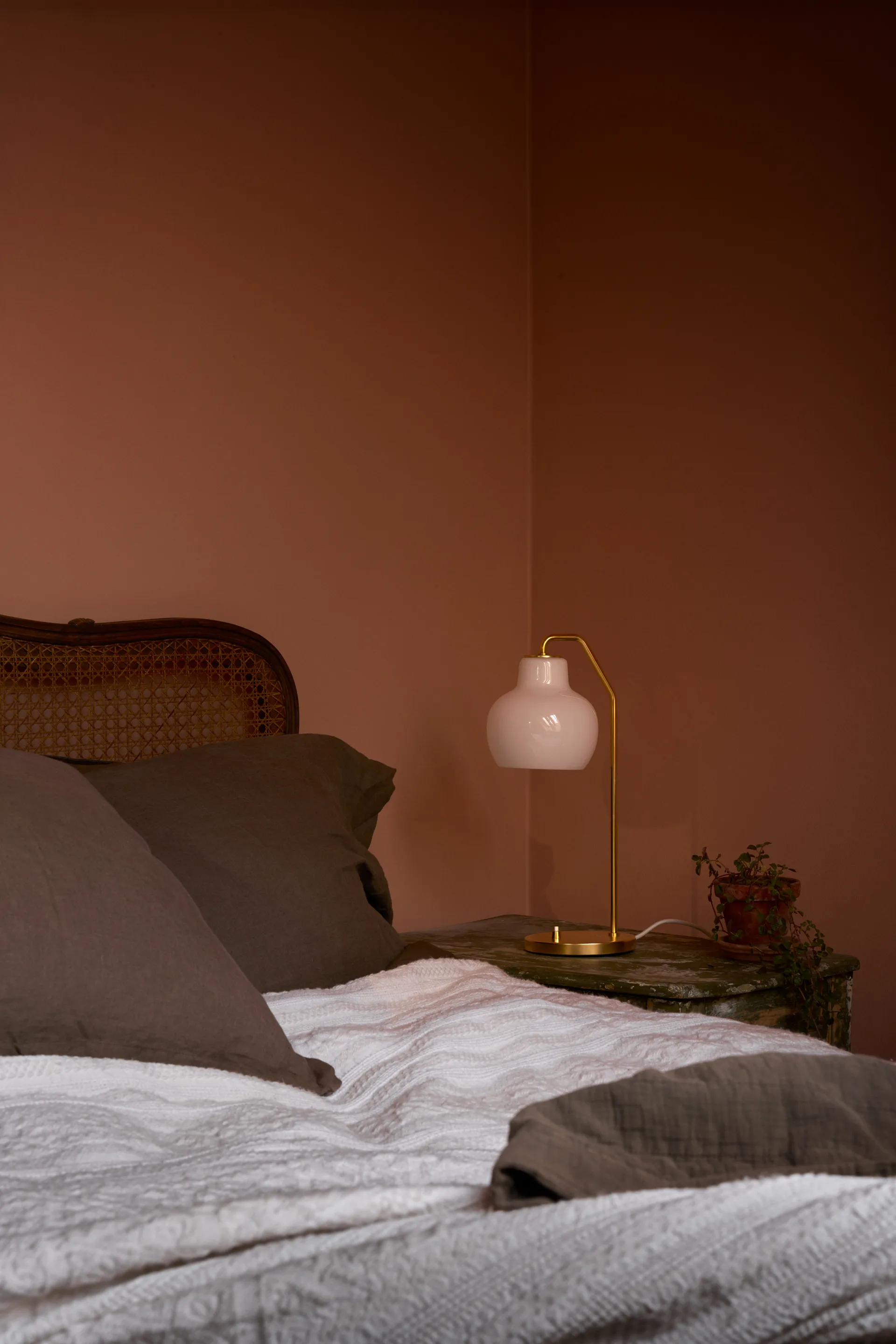 Lampada da tavolo VL Ring Crown Ø15 cm, Ottone-vetro opale Louis Poulsen