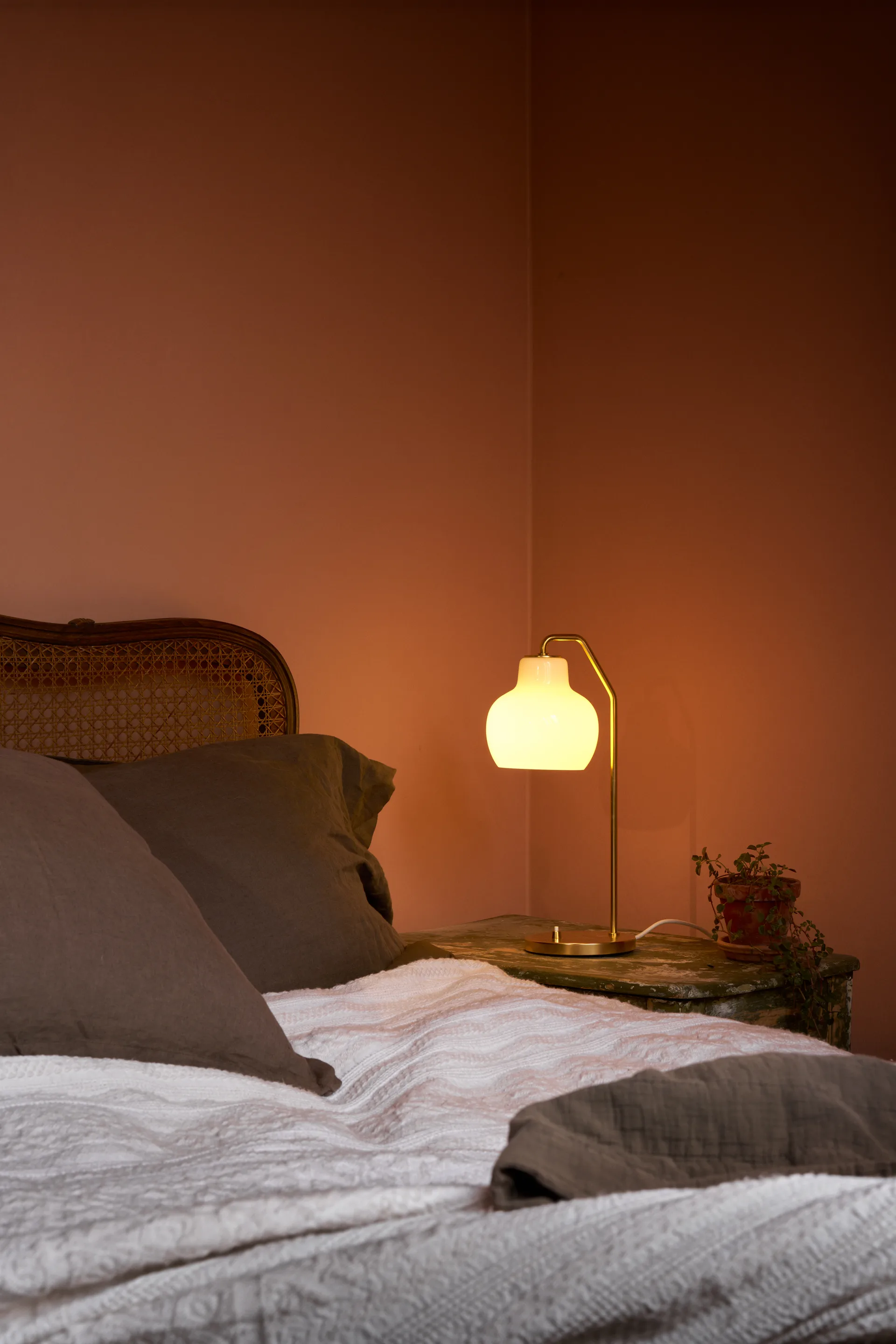 Lampada da tavolo VL Ring Crown Ø15 cm, Ottone-vetro opale Louis Poulsen