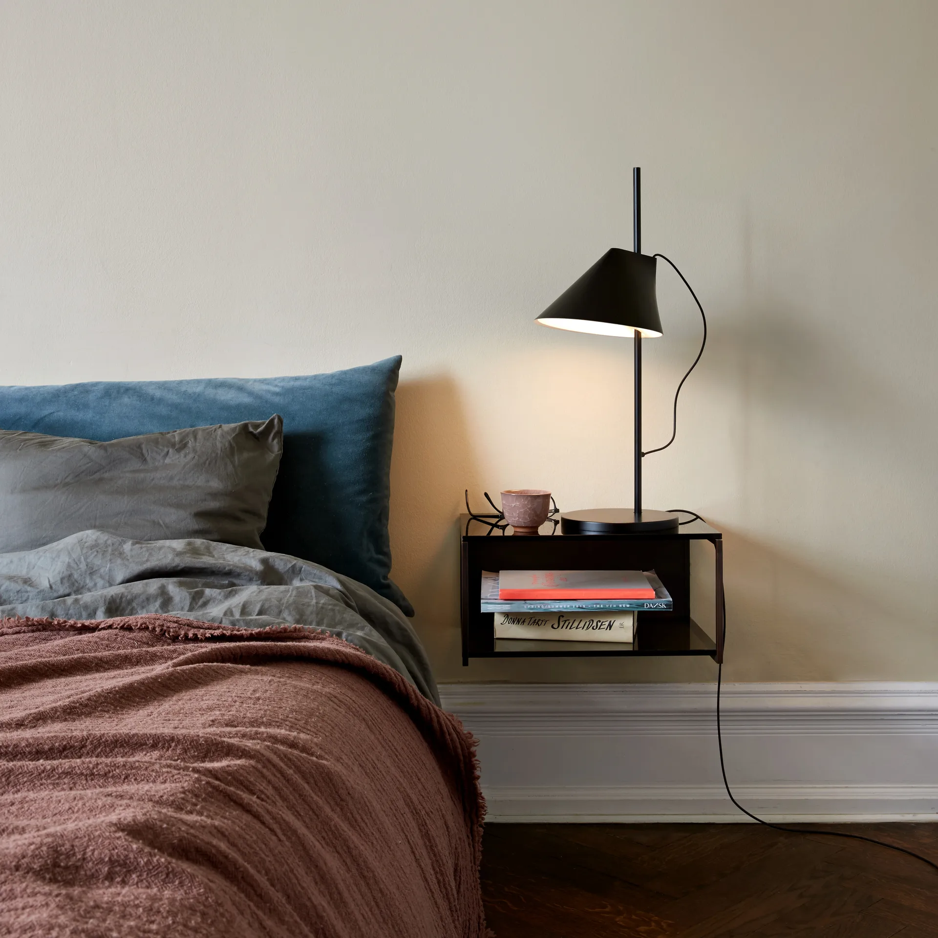 Lampada da tavolo Yuh, Nero Louis Poulsen