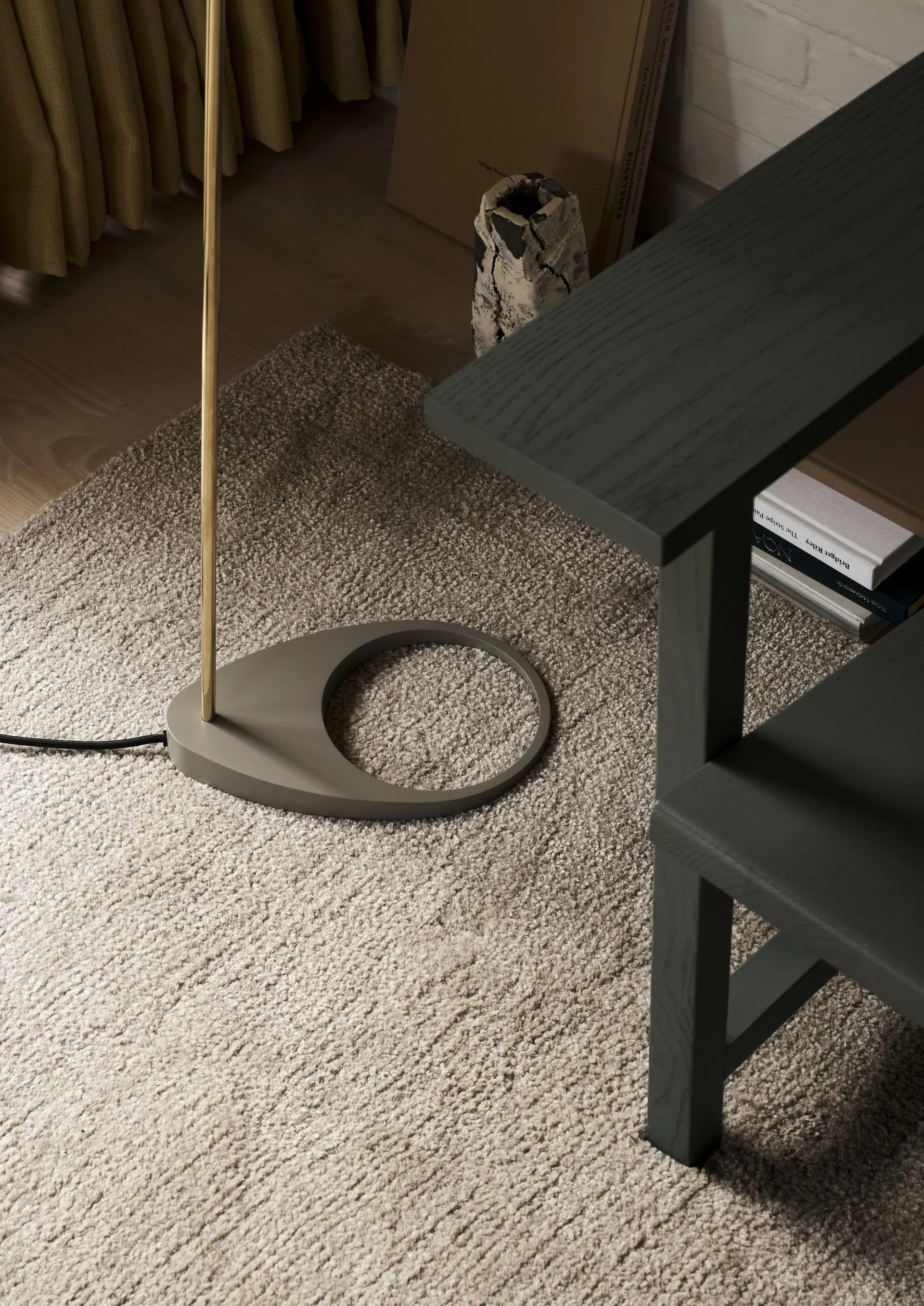 Lampada da terra AJ, Brass-warm grey Louis Poulsen