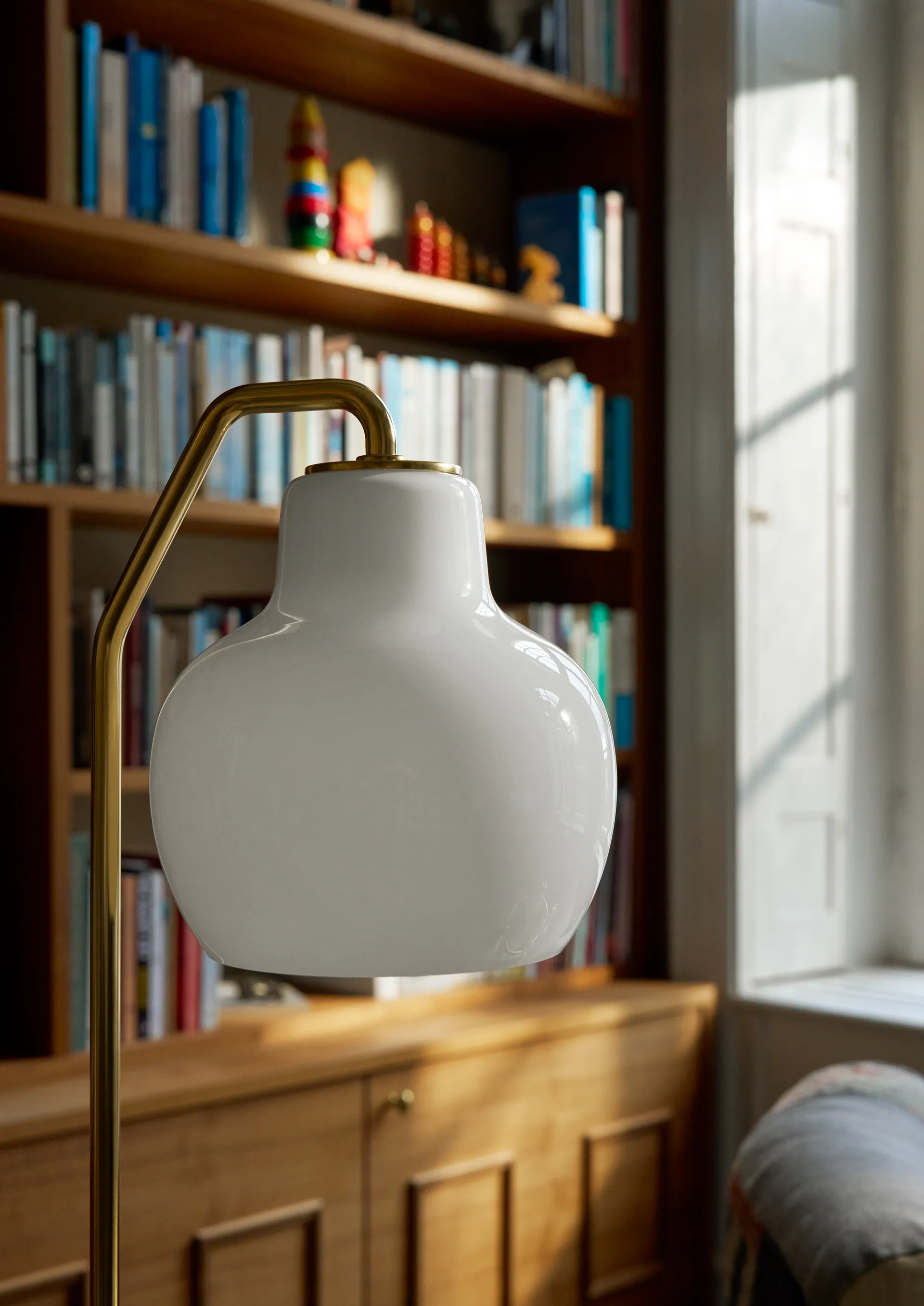 Lampada da terra VL Ring Crown , Ottone-vetro opale Louis Poulsen