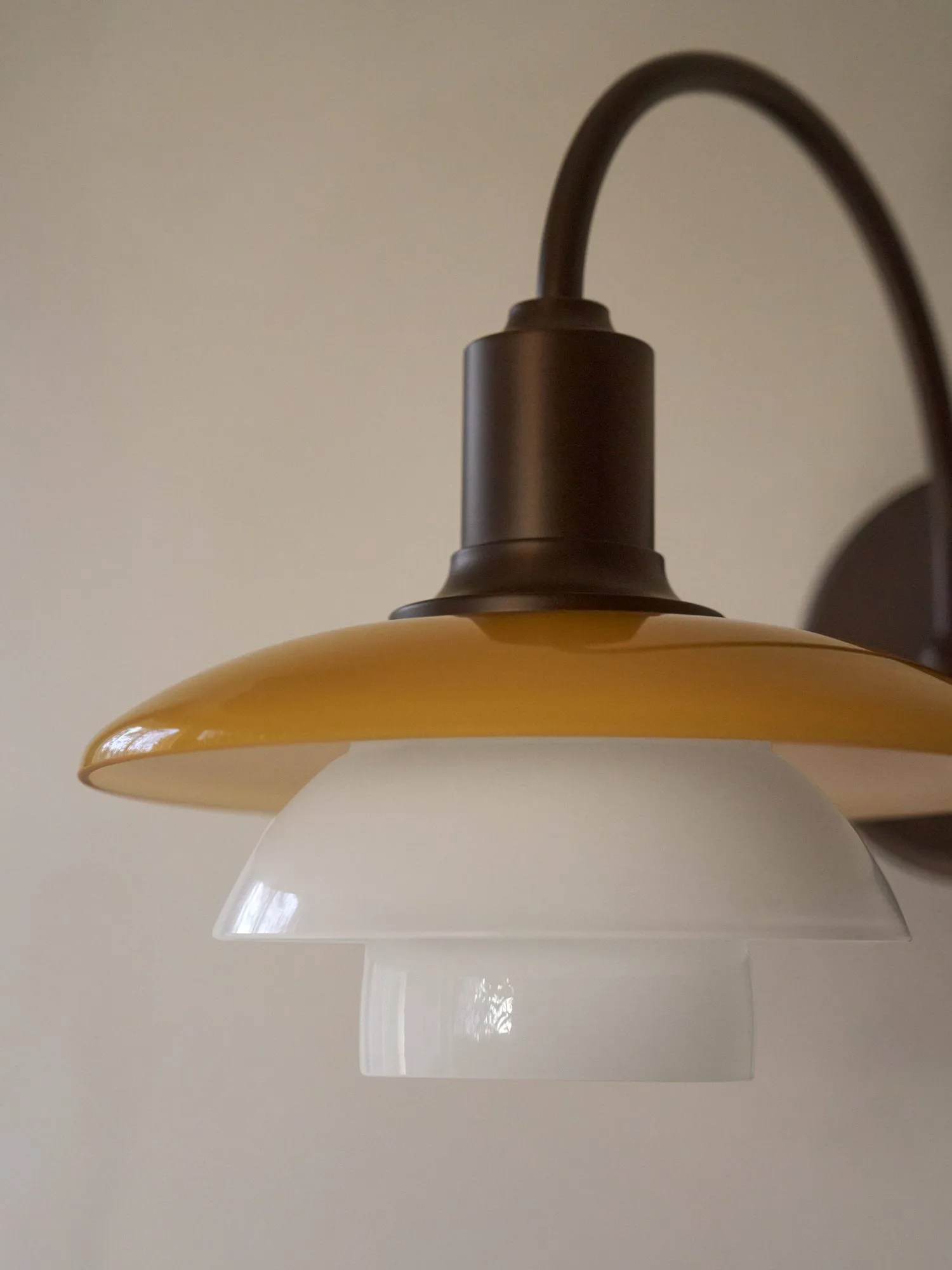 PH 2/2 Centenary Edition applique, Amber-opal white, spina elettrica Louis Poulsen