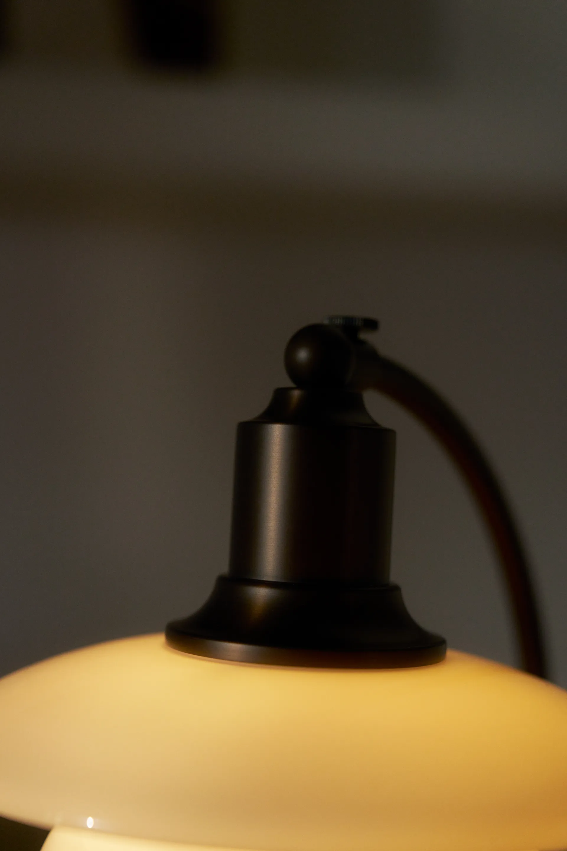 PH 2/2 Luna, Aged brass-vetro opalino Louis Poulsen