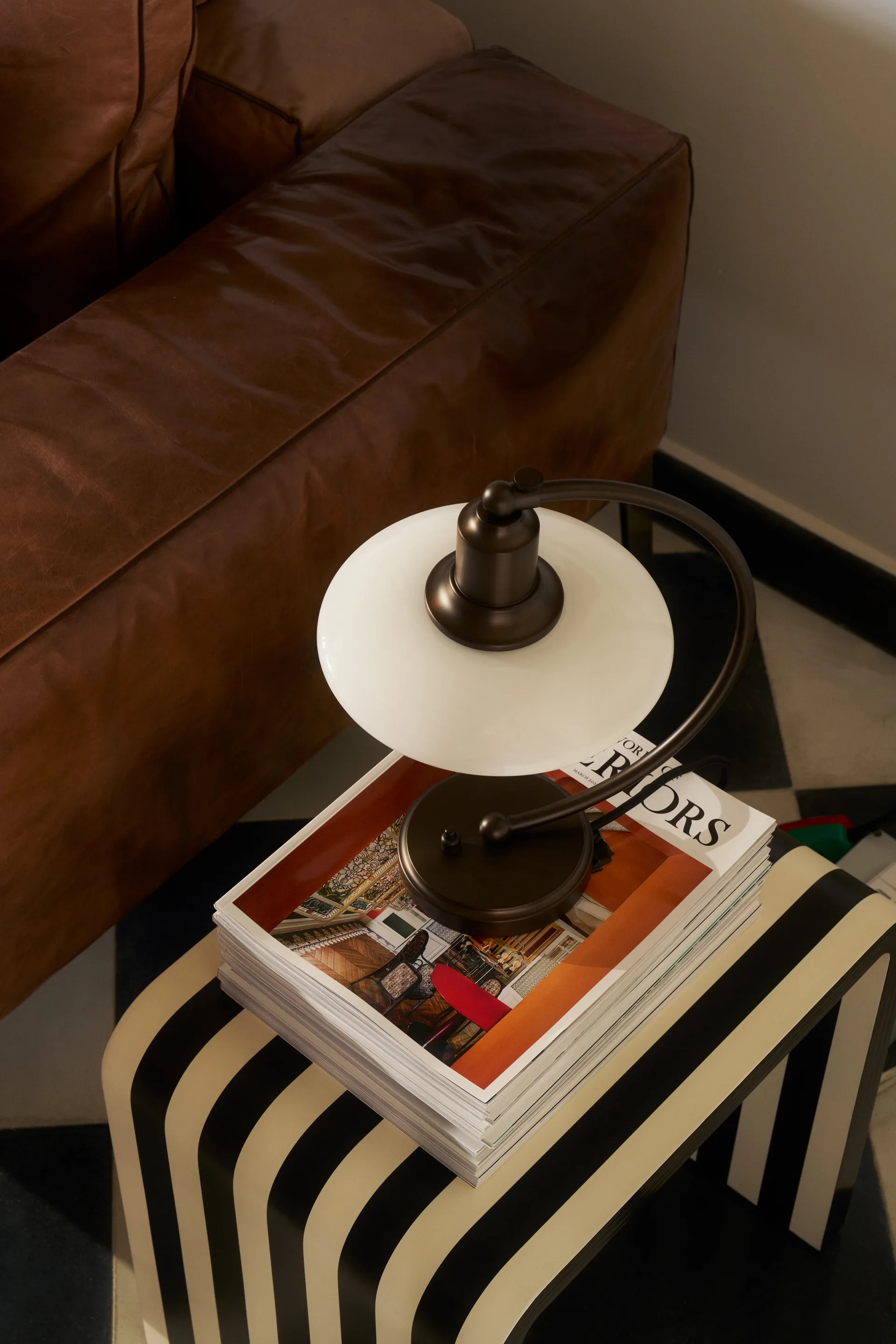 PH 2/2 Luna, Aged brass-vetro opalino Louis Poulsen