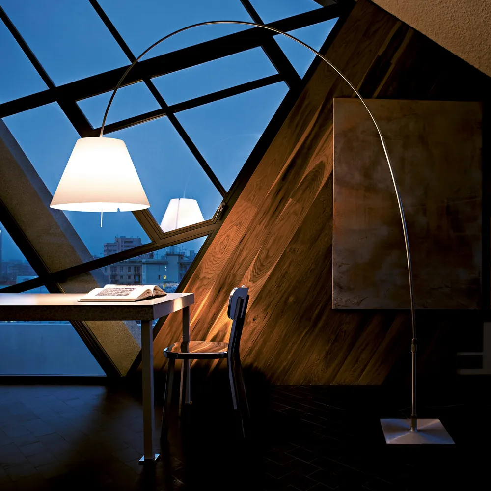 Lampada da pavimento Lady Costanza D13E d, paralume bianco, struttura laccata in nero Luceplan