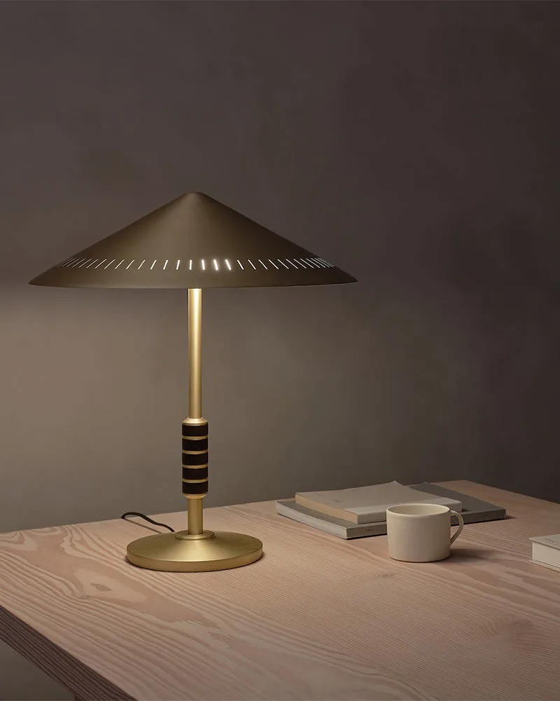 Lampada da tavolo Governor 250, Brass-walnut LYFA